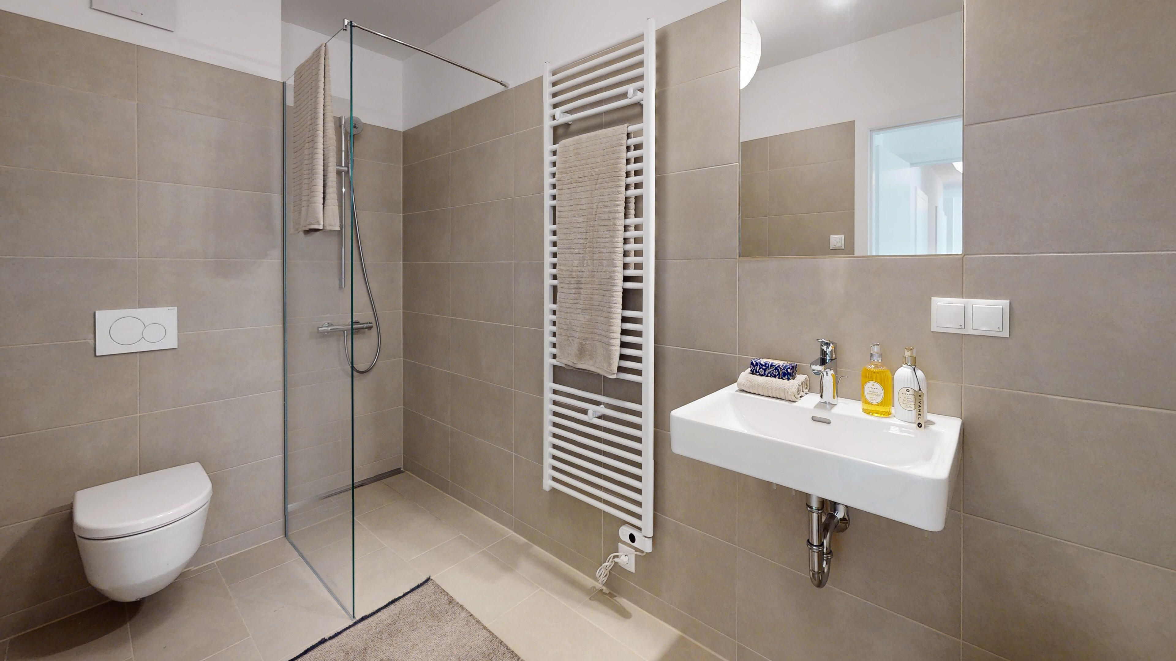 Ansicht eines modernen Badezimmers mit Dusche
