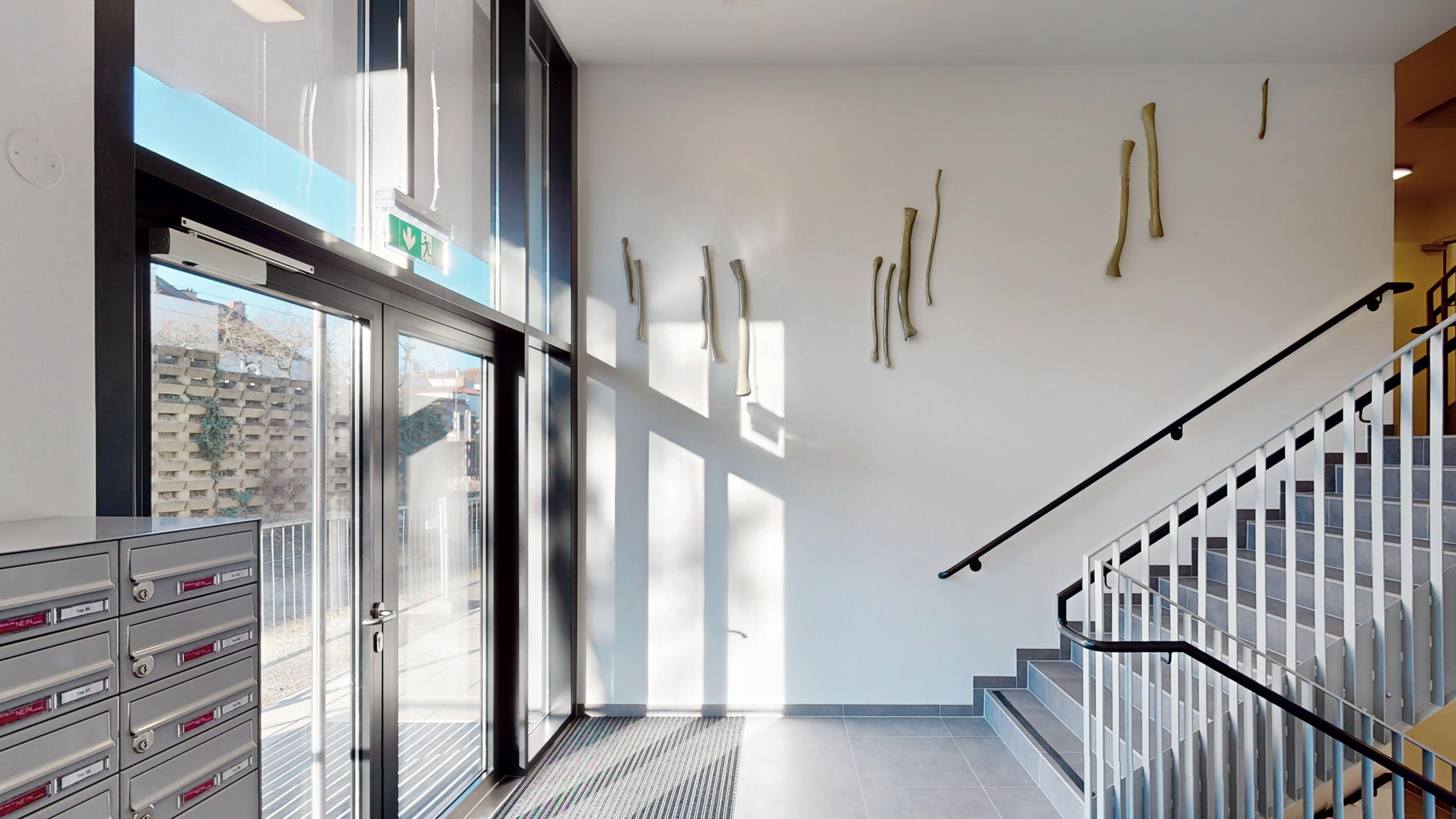 Ansicht des Eingangsbereichs mit Kunstwerk