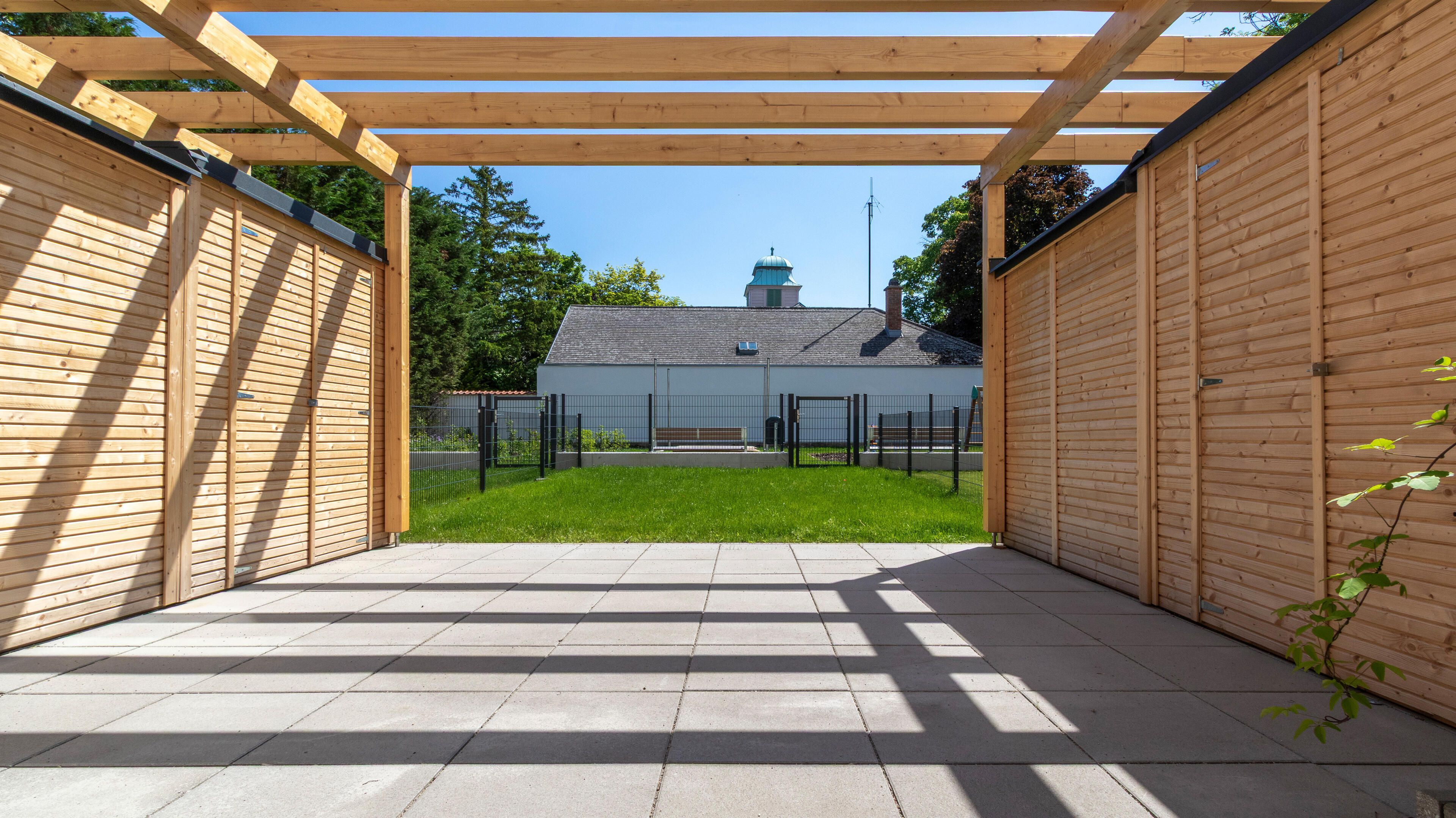 Ansicht der Terrasse mit anschließendem Garten