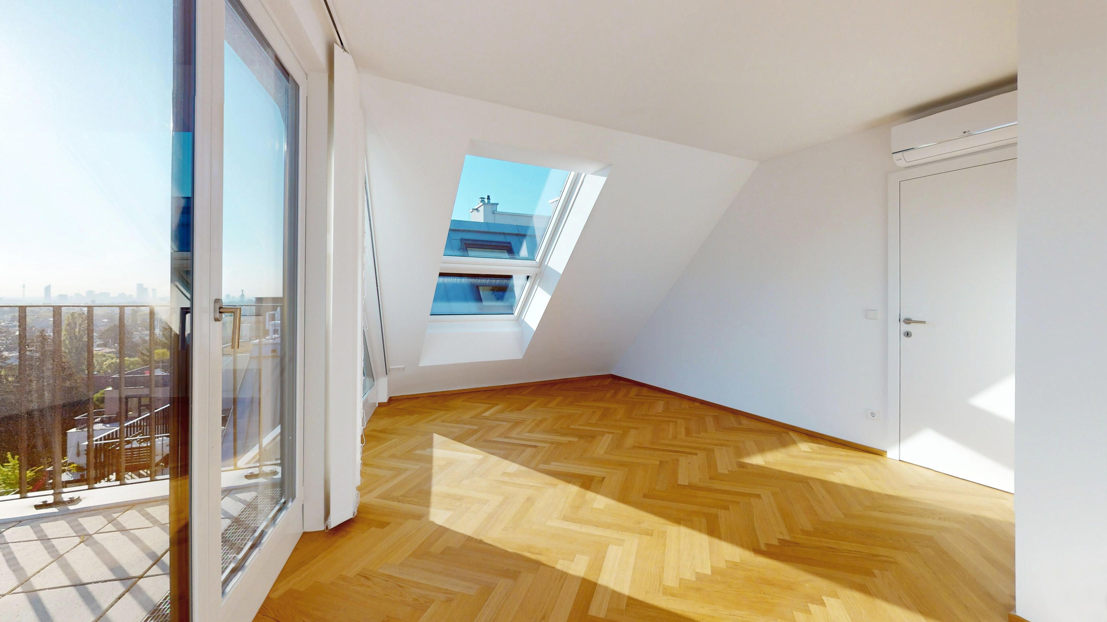 Ansicht eines Zimmers mit Dachflächenfenster