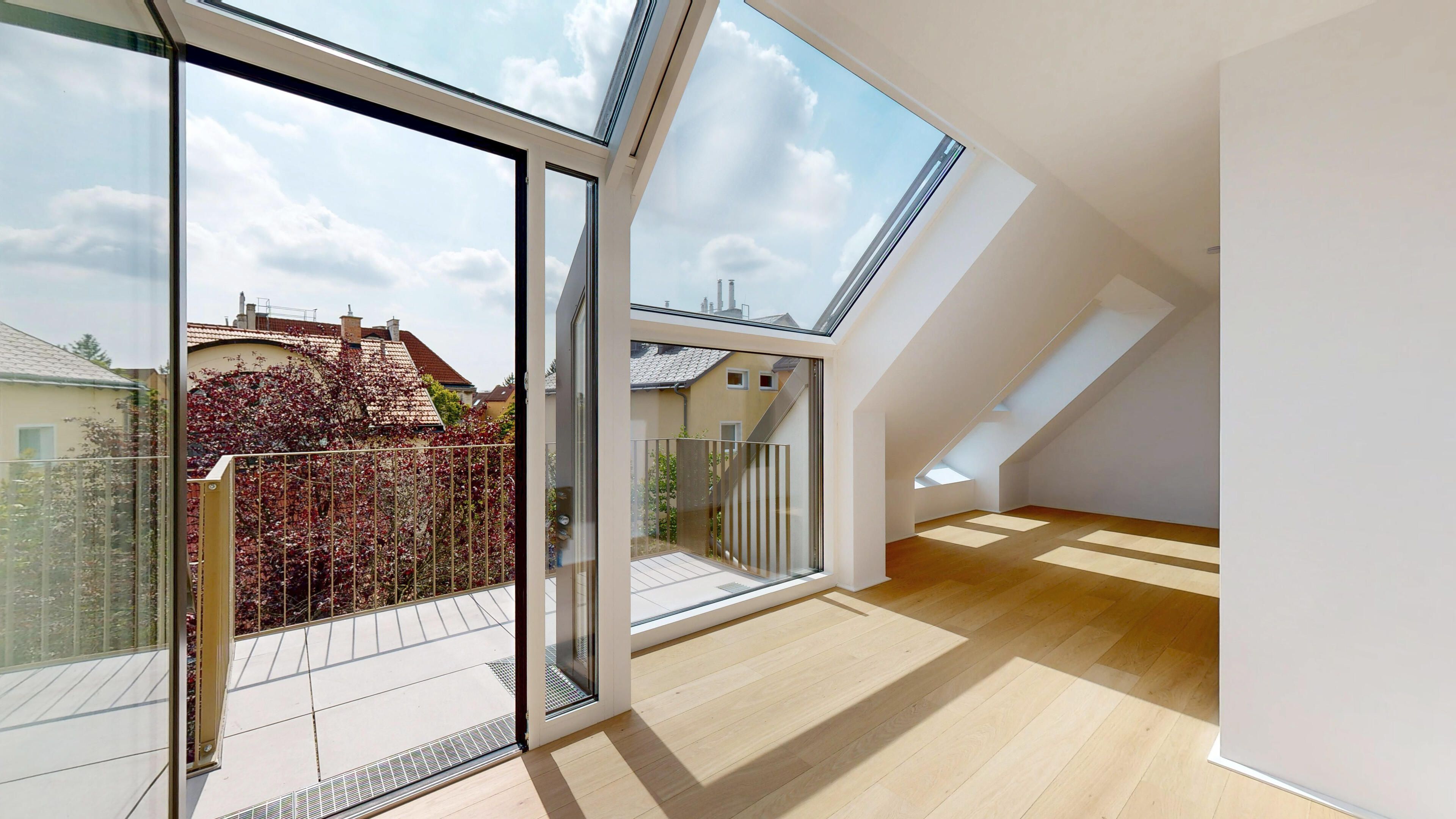 Blick vom Wohnraum auf den Balkon