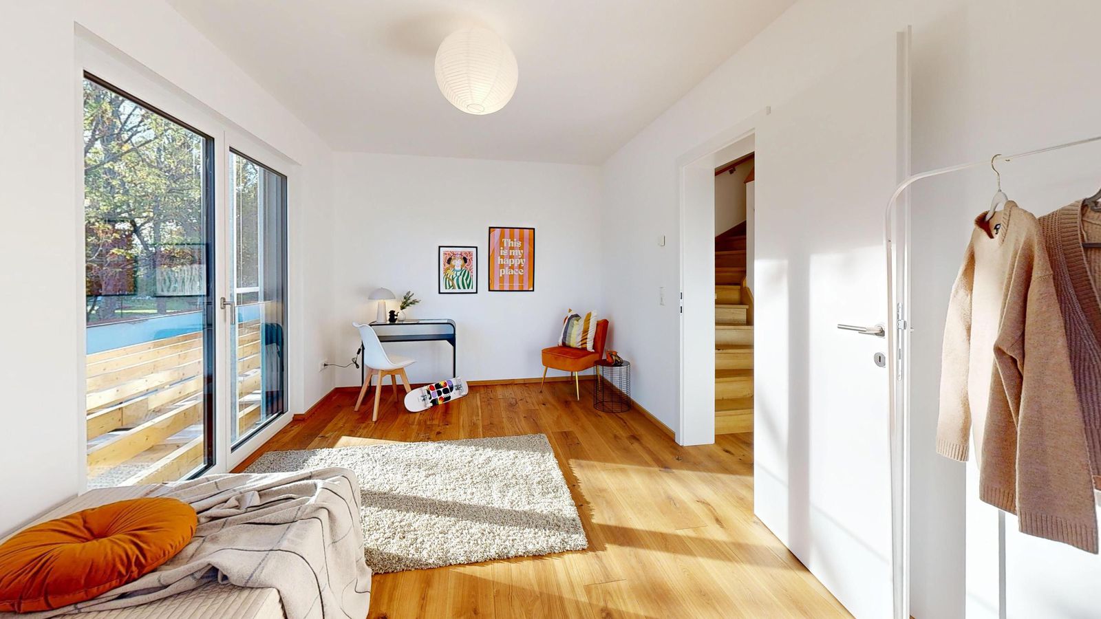 Darstellung eines Zimmers mit Mustermöblierung im 1. OG