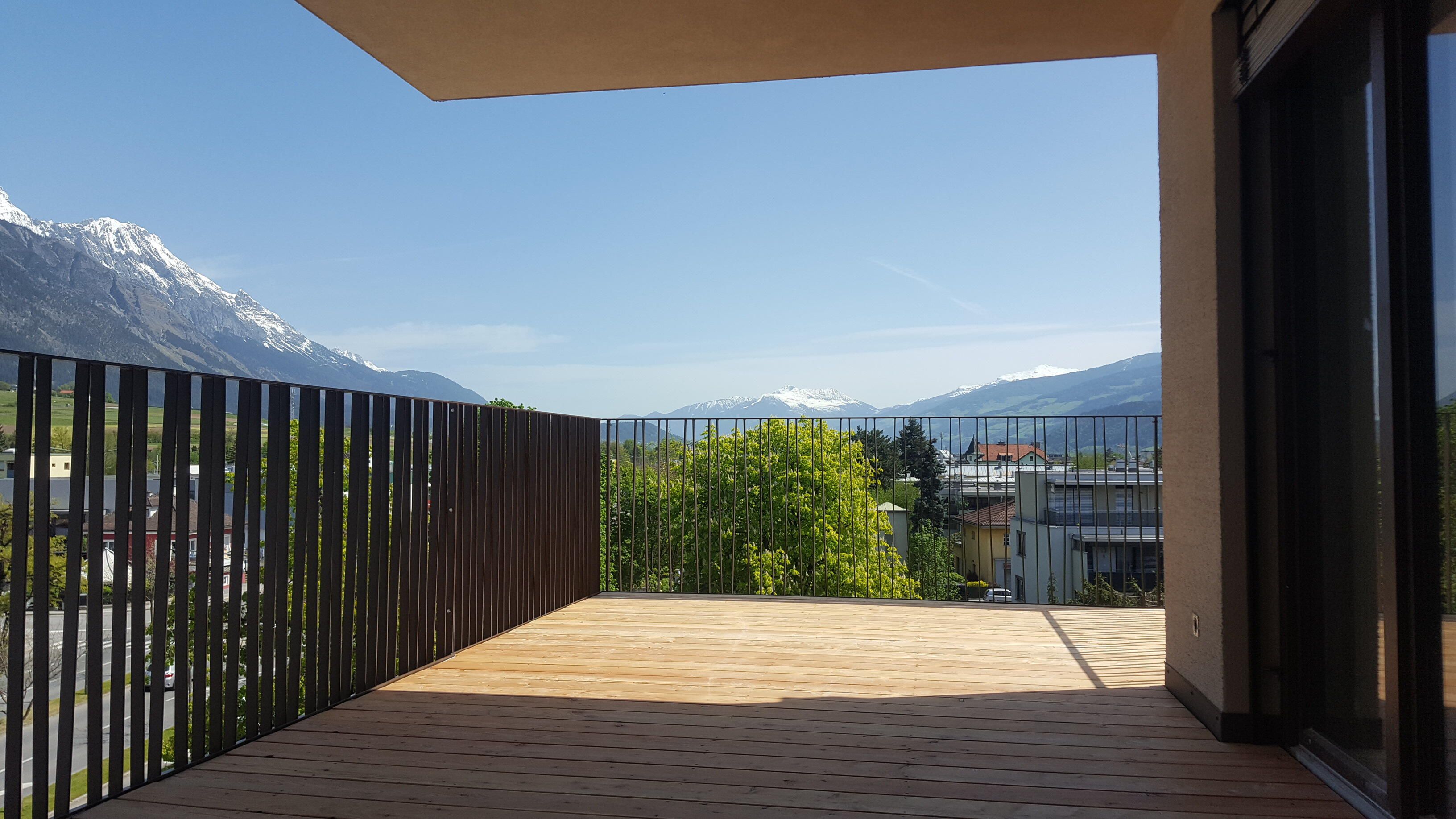 Ansicht der Terrasse mit Blick auf die Berge