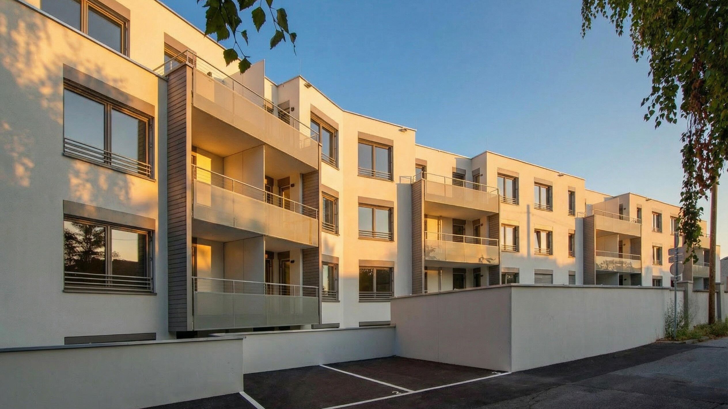 Außenansicht der Bahnhofstraße 60 bei Abenddämmerung