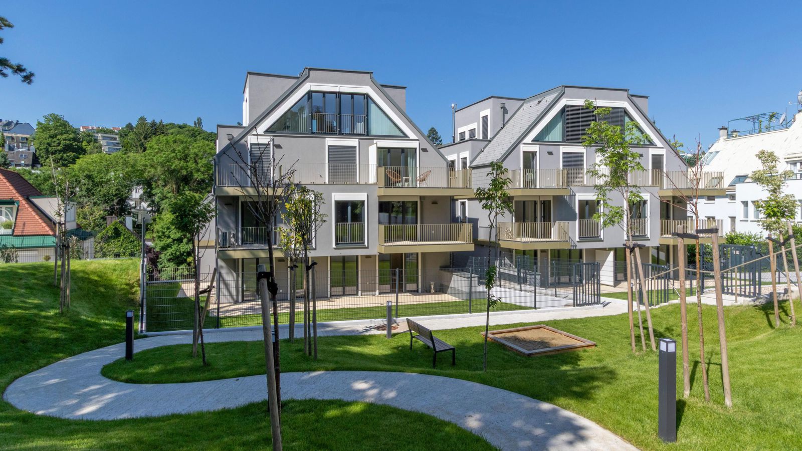 Ansicht der Krottenbachstraße mit Balkonen, Terrassen und grünem Gartenblick