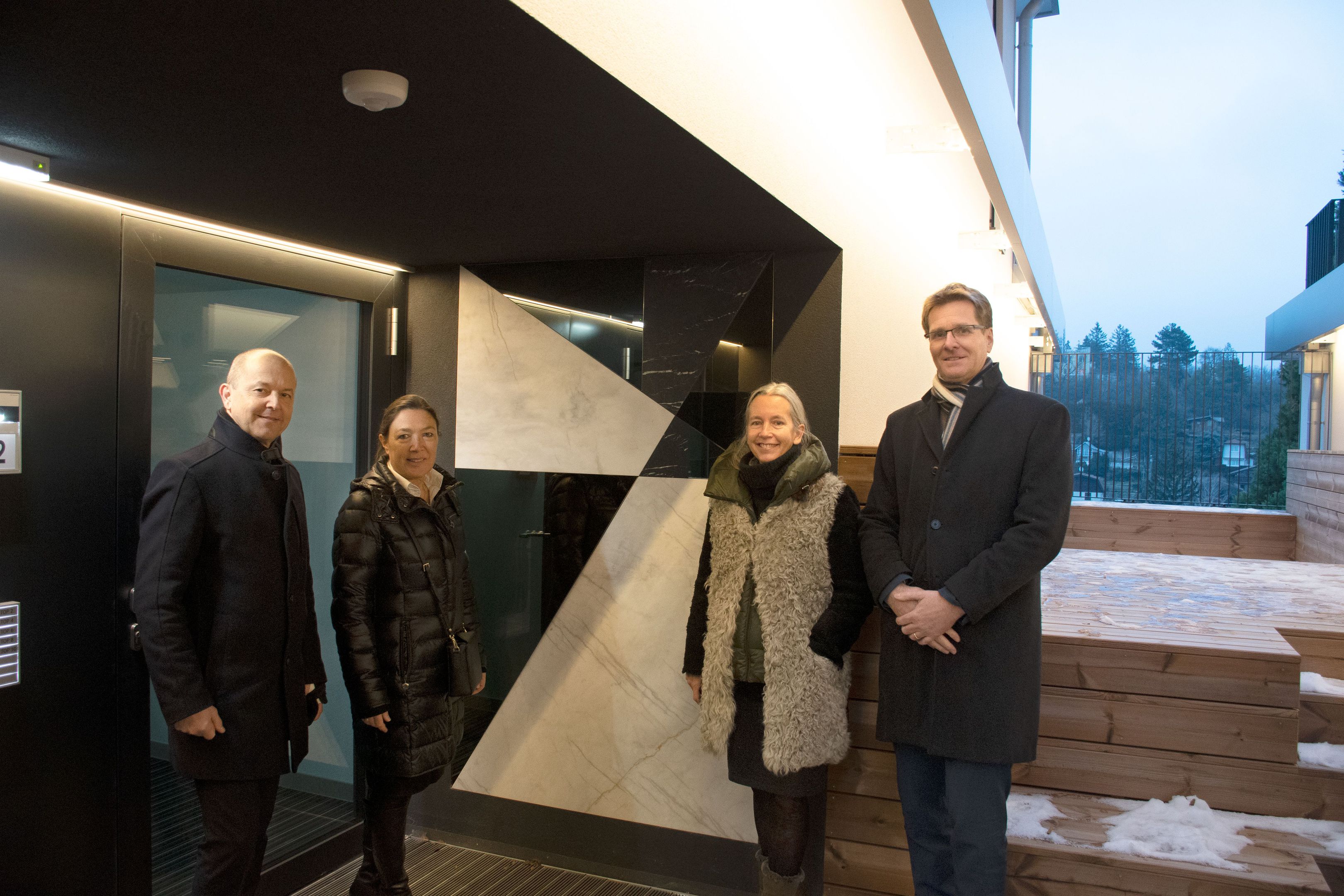 Foto vom Kunstwerk "Eye of the spiral" beim Eingangsportal