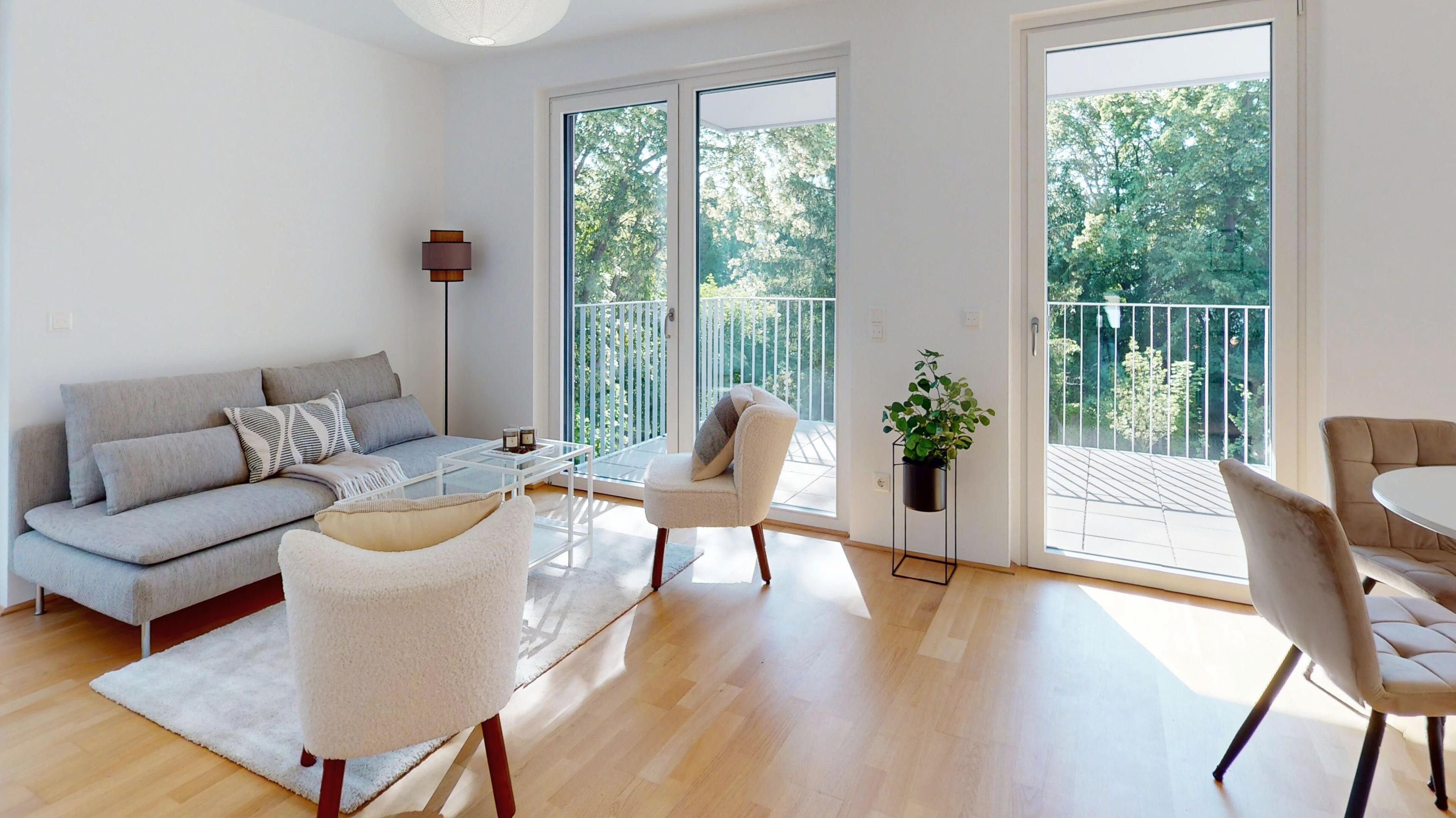 Ansicht des Wohnzimmers mit Aussicht und Sitzgelegenheit