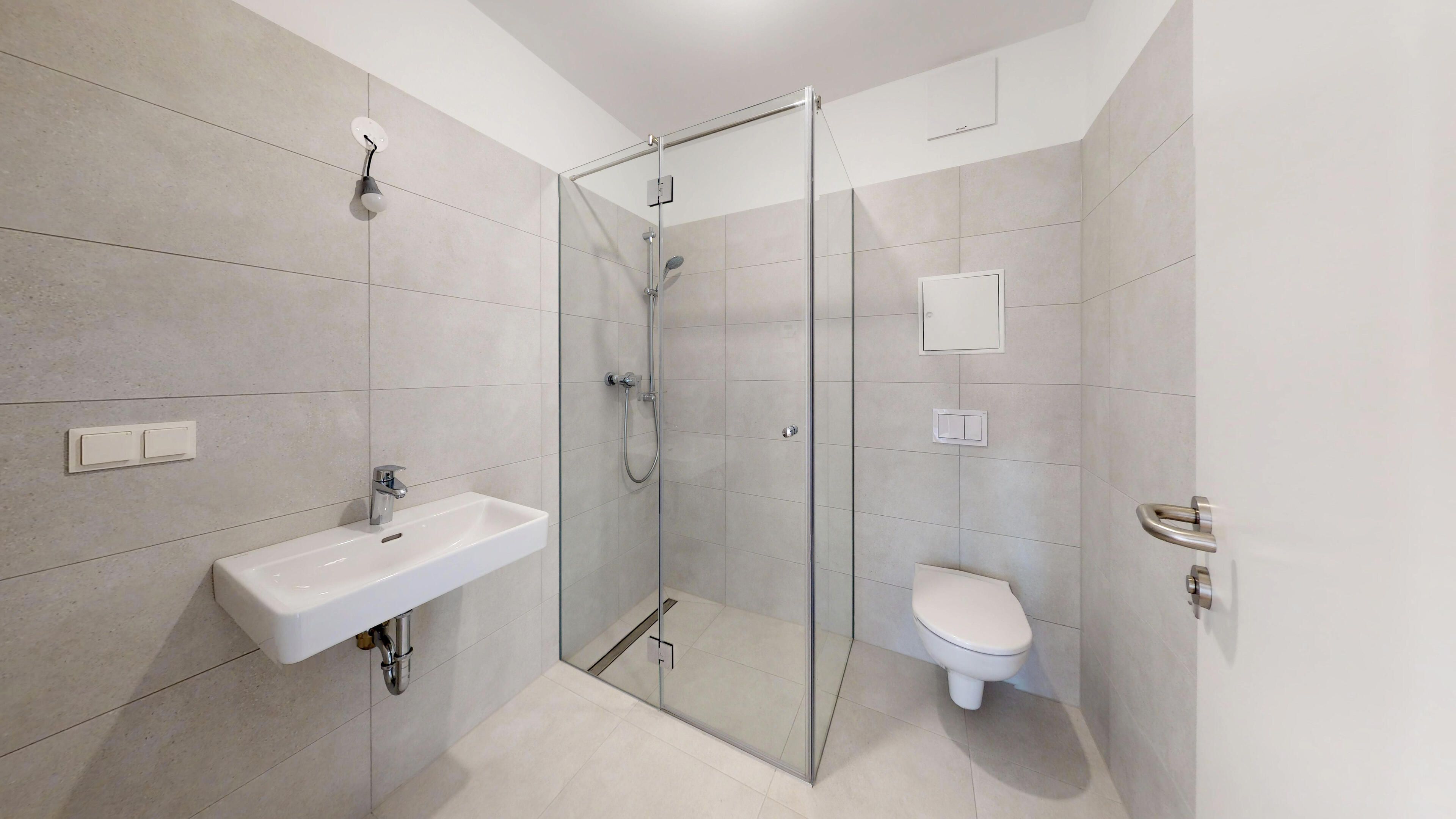 Ansicht eines modernen Badezimmers mit Dusche