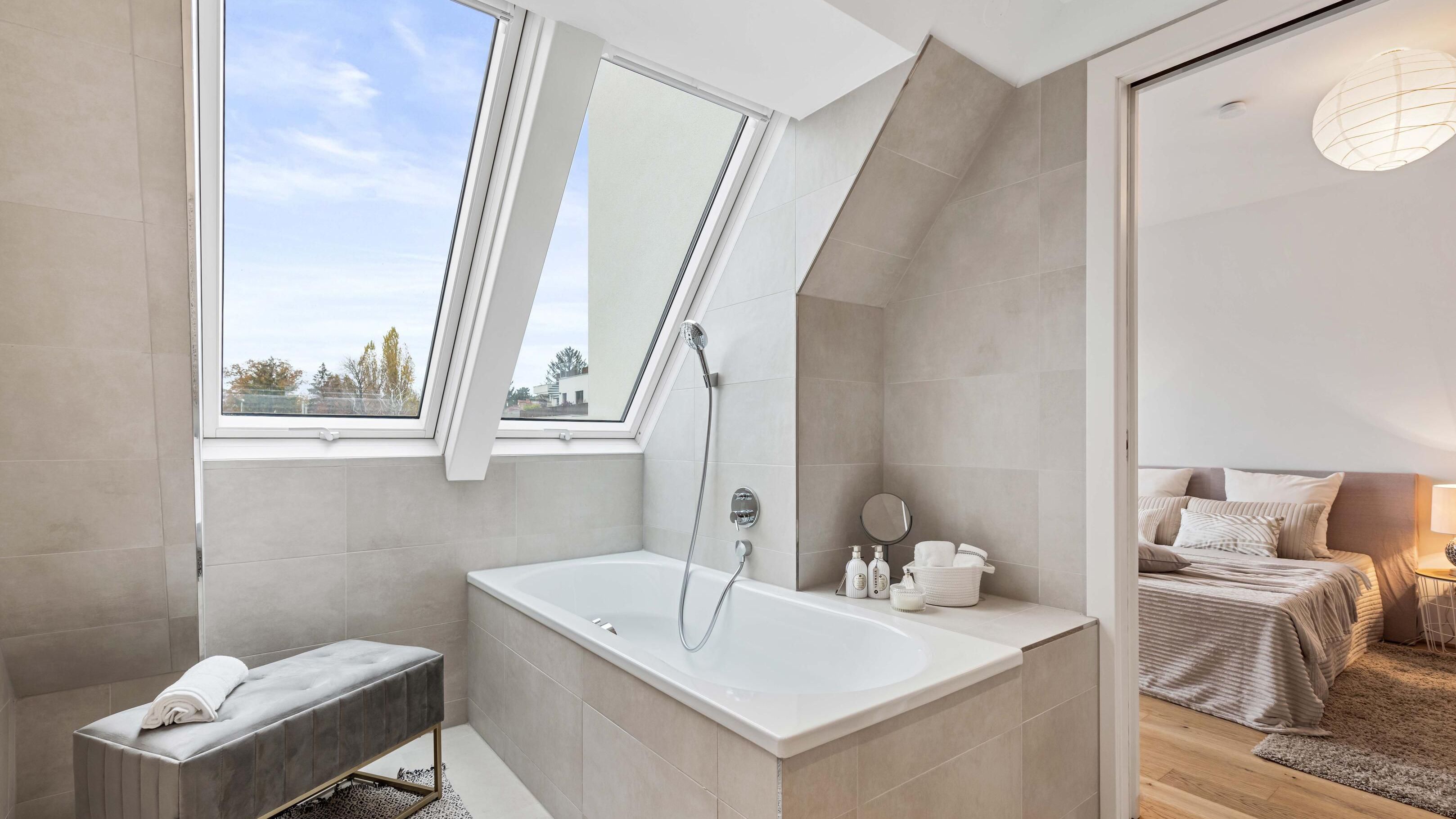 Darstellung der Badewanne in einem hellen Badezimmer mit Fenster