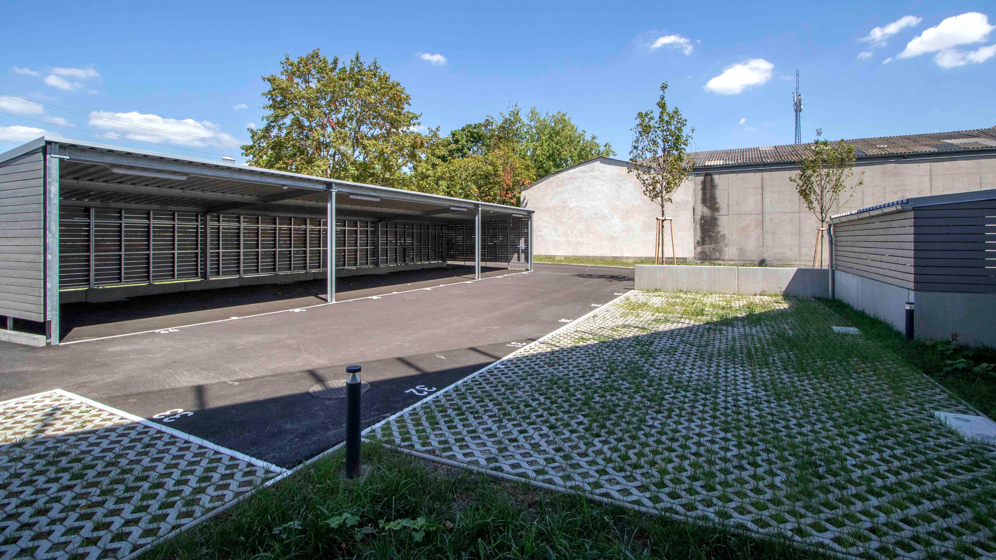 Ansicht der Stellplätze und des Carports