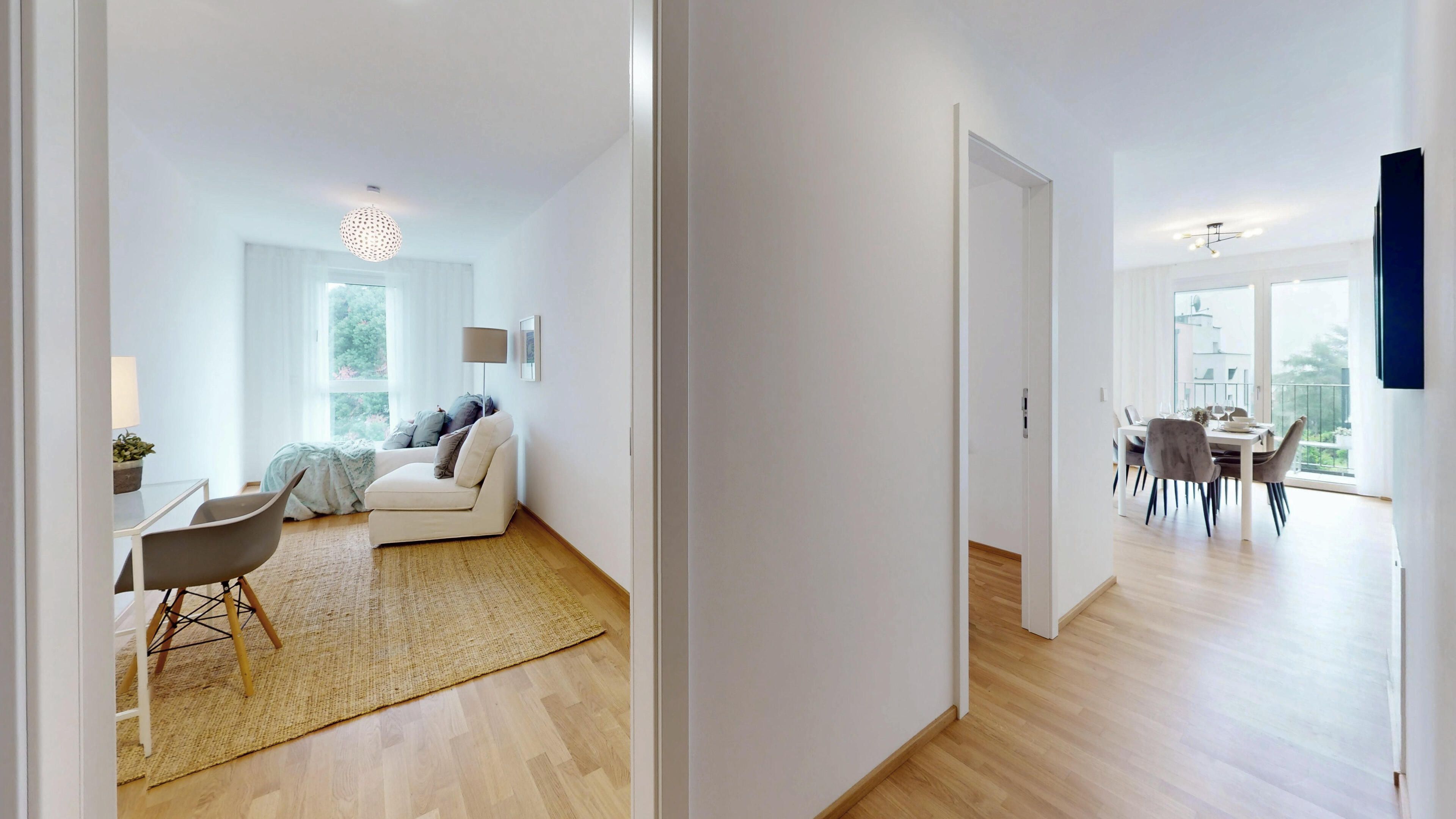 Ansicht Flur mit Blick in ein Zimmer mit Mustermöblierung