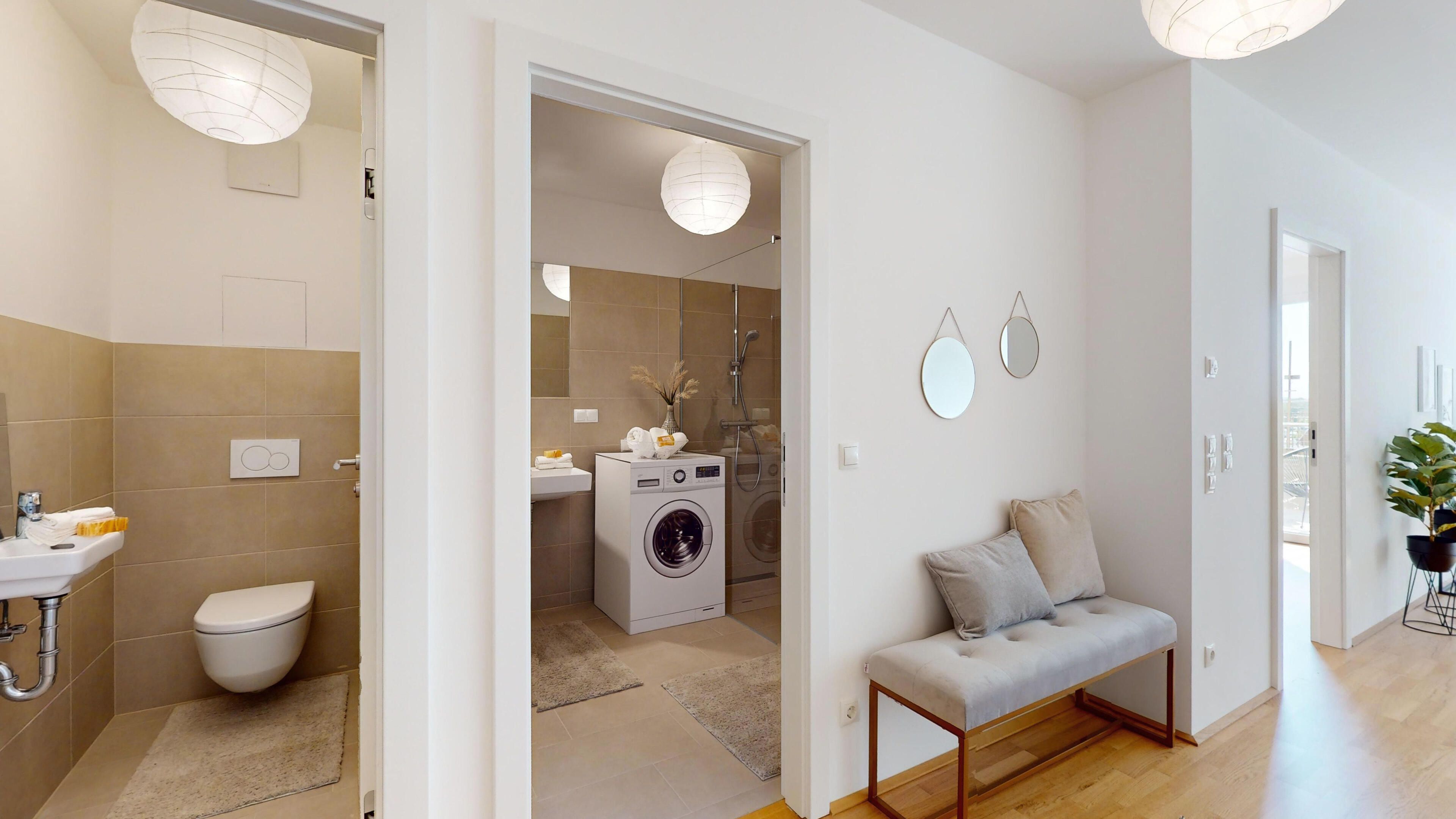 Ansicht Flur mit Blick in Toilette und Badezimmer