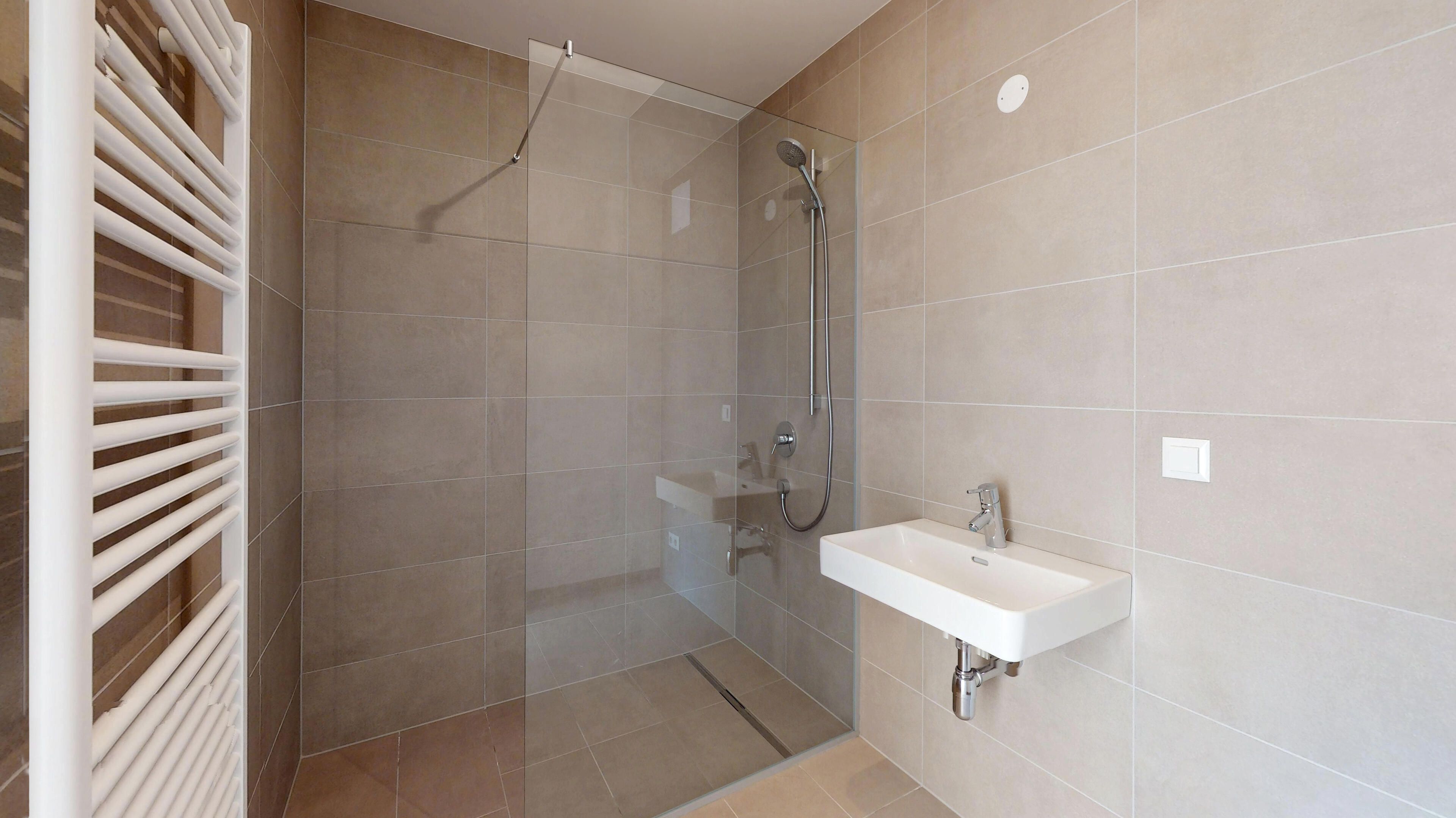 Ansicht eines modernen Badezimmers mit Dusche