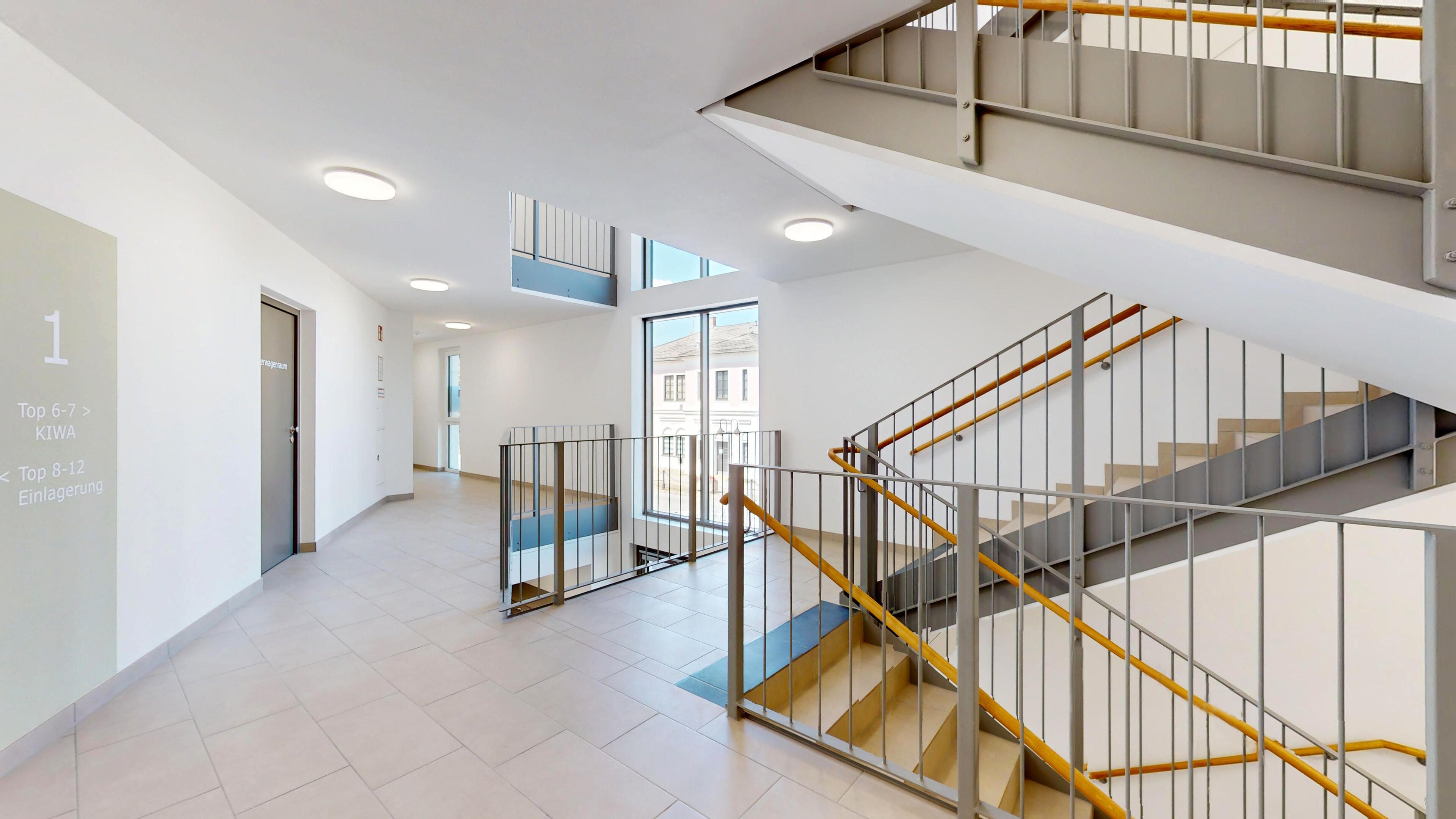 Ansicht des 1. Stockwerks mit Blick auf Treppen und Aufzug