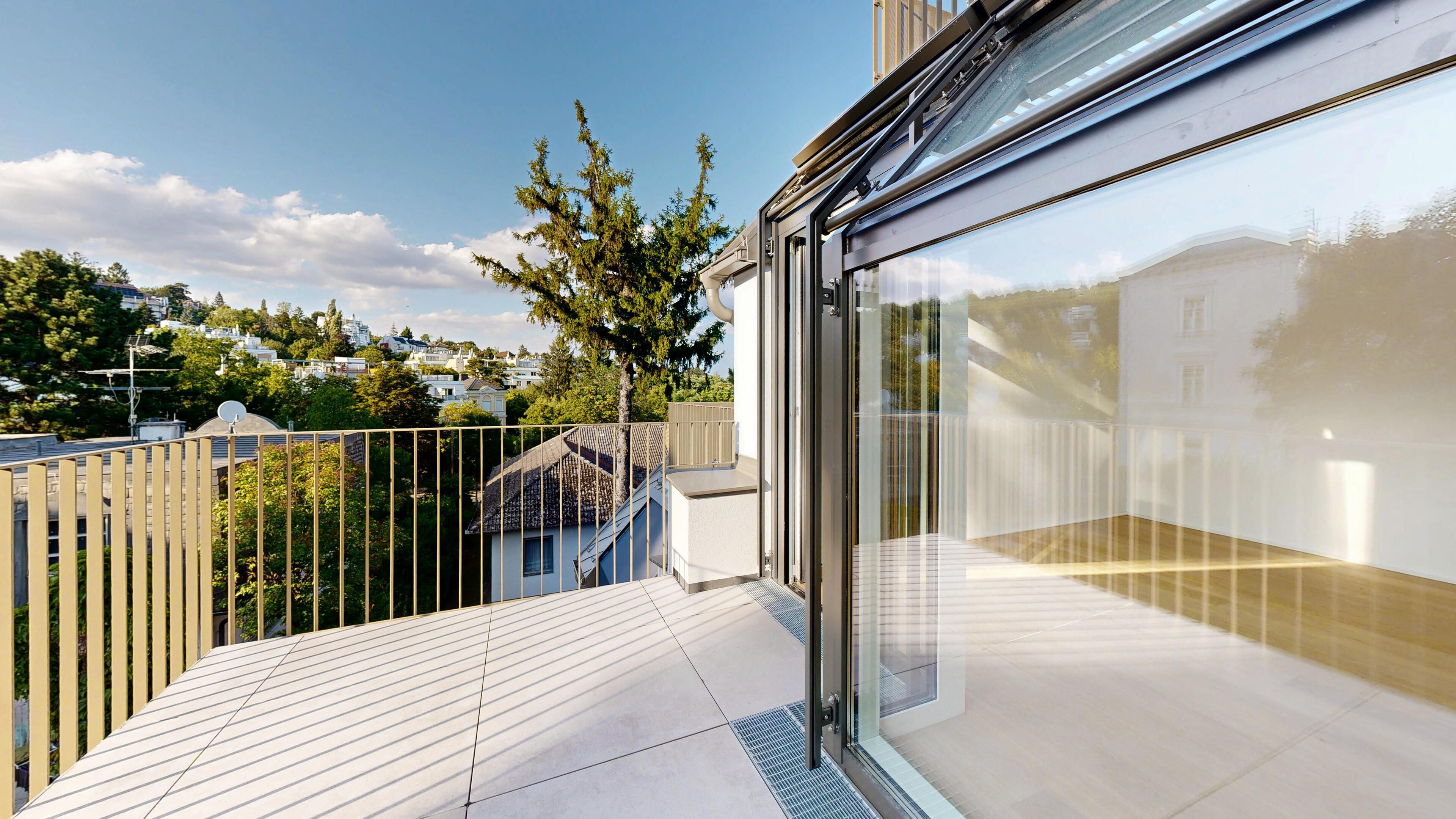 Blick auf den Balkon und in das Wohnzimmer