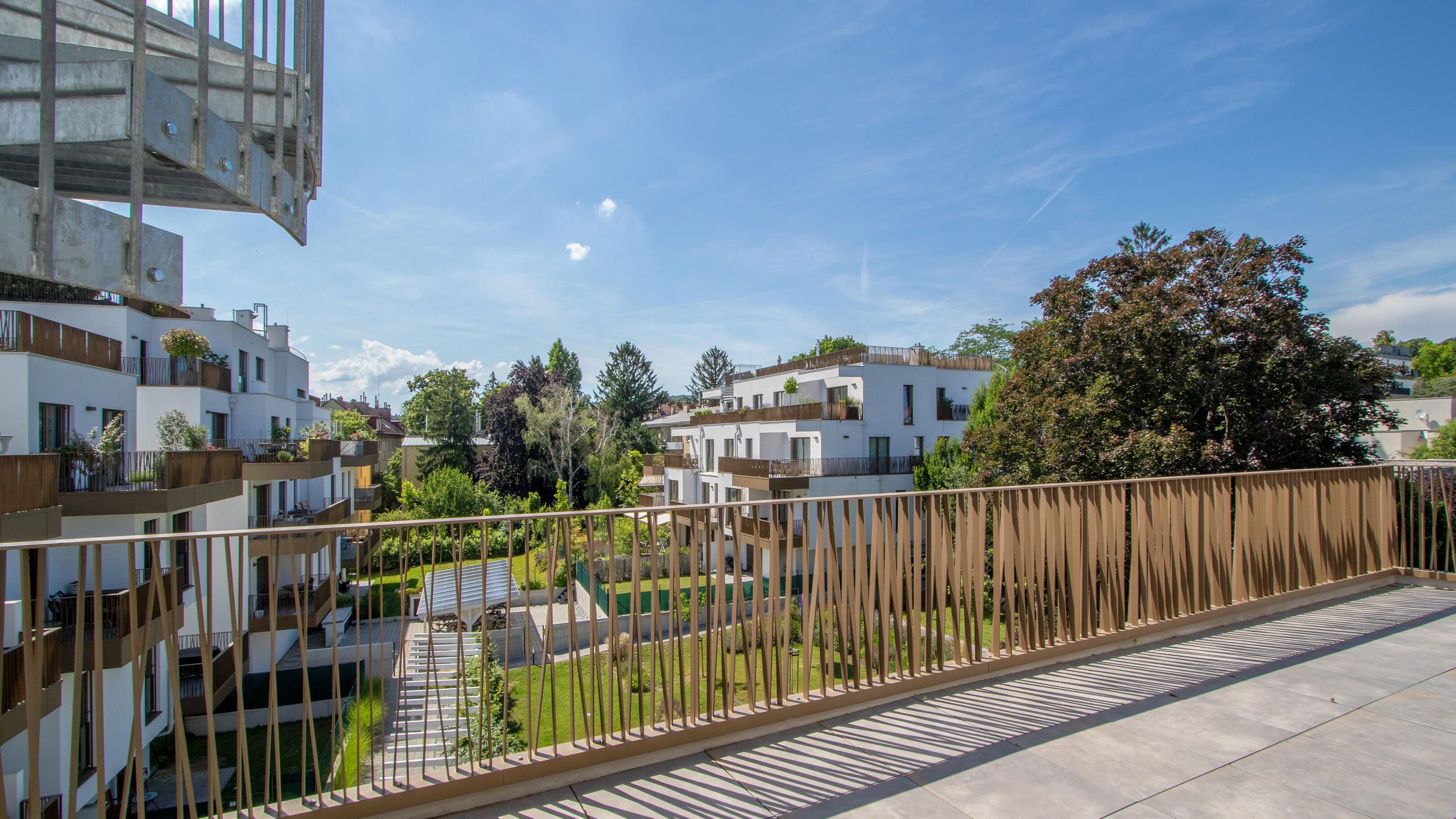 Aussichtsfoto von der Terrasse der Dachgeschoßwohnung, Blick auf das Wohnensemble und die Gartenanlage