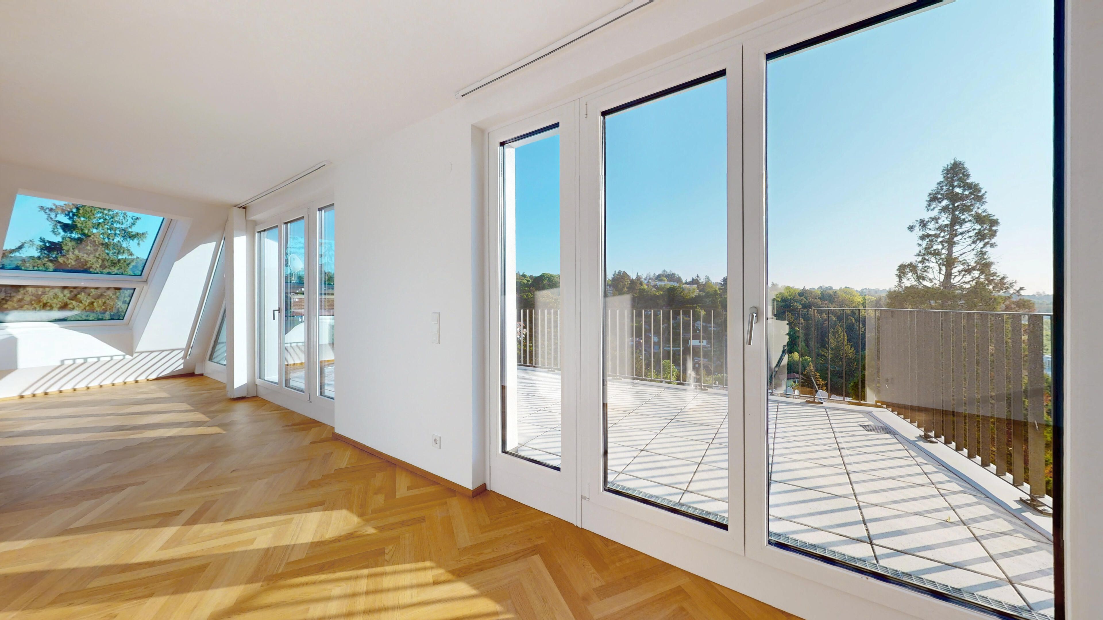 Ansicht Wohnraum mit Fensterfront und Zugang zur Terrasse