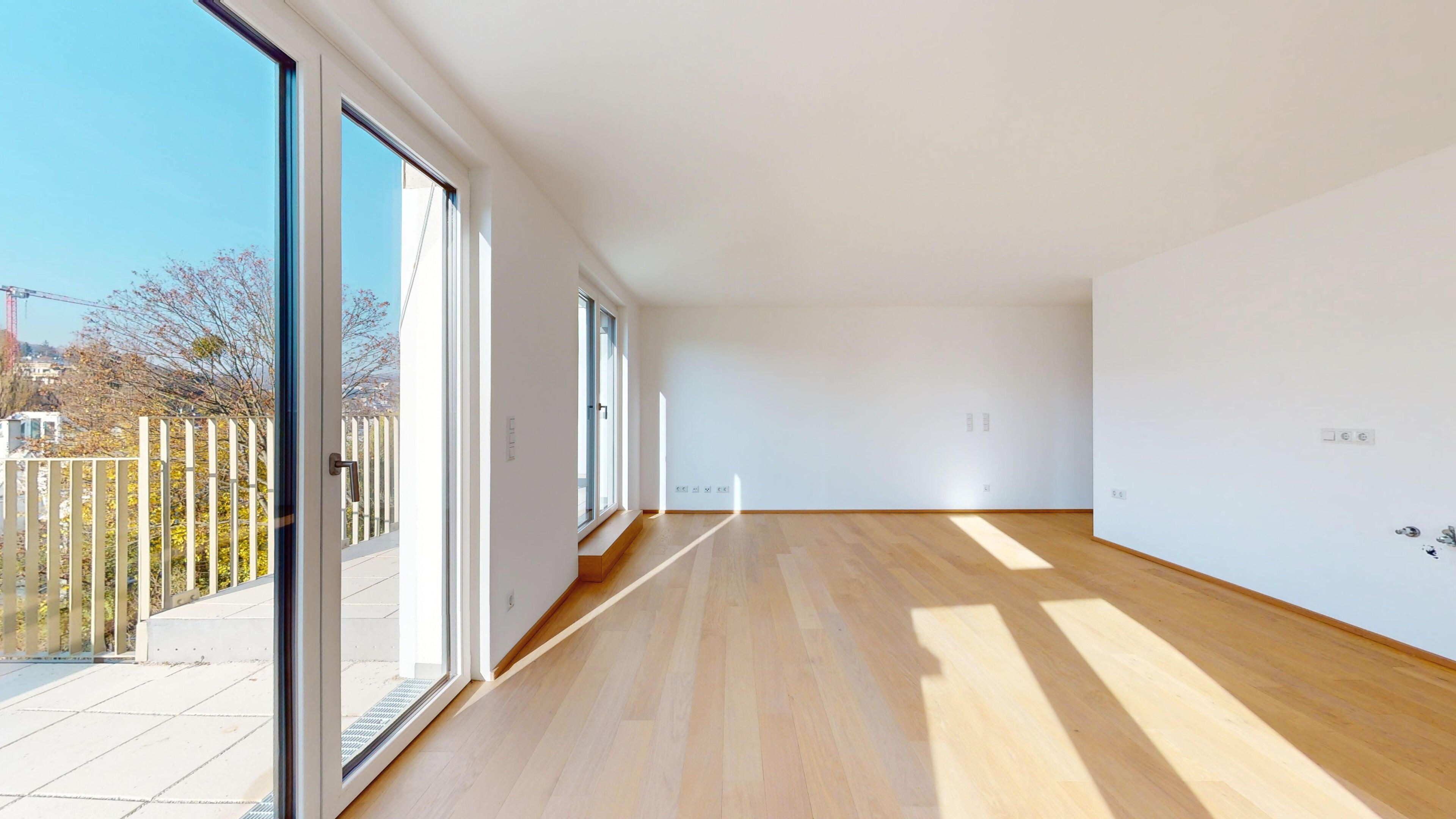 Ansicht eines geräumigen Wohnraumes und Küche mit Zugang zur Terrasse