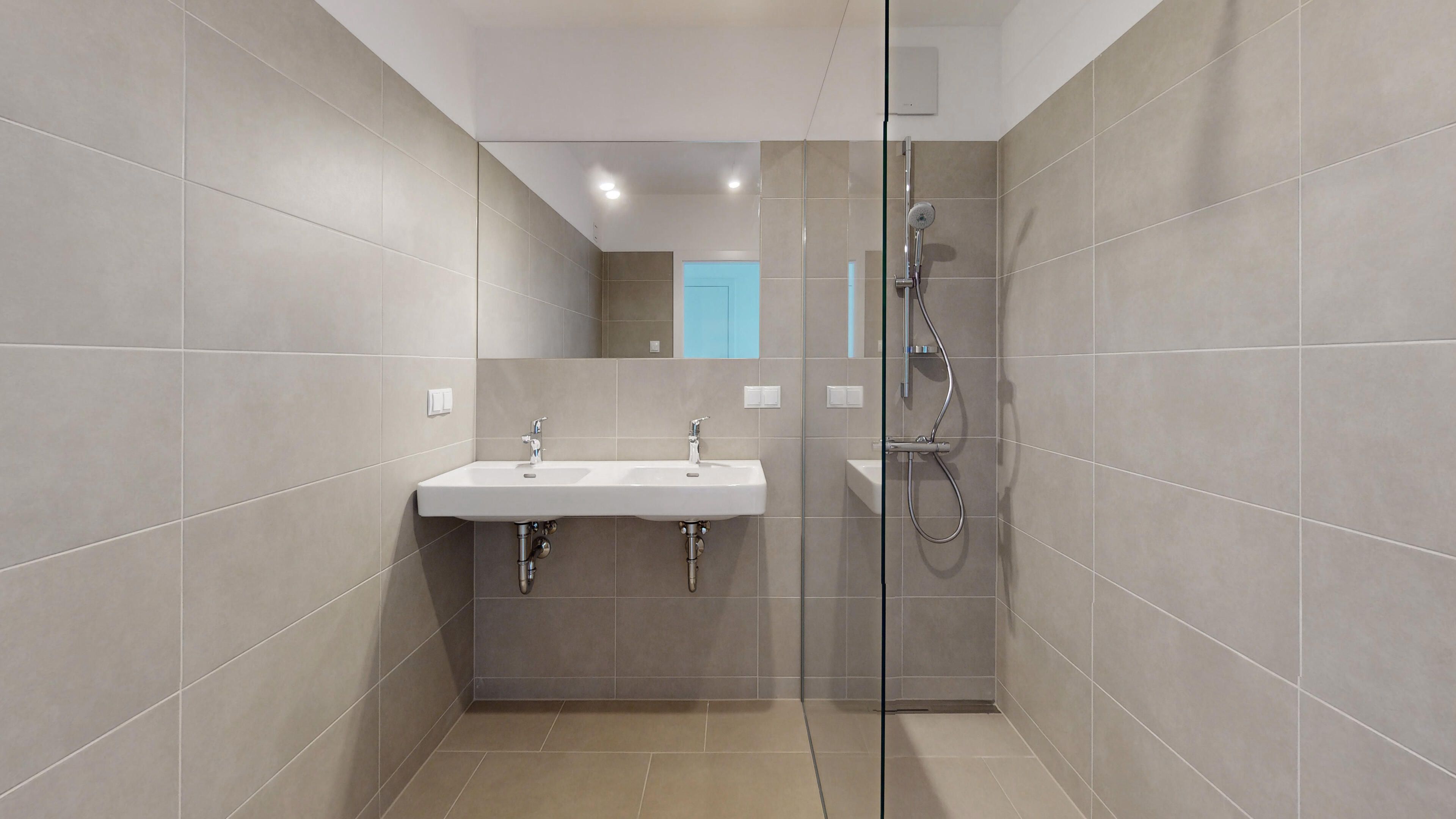 Ansicht eines modernen Badezimmers mit Dusche