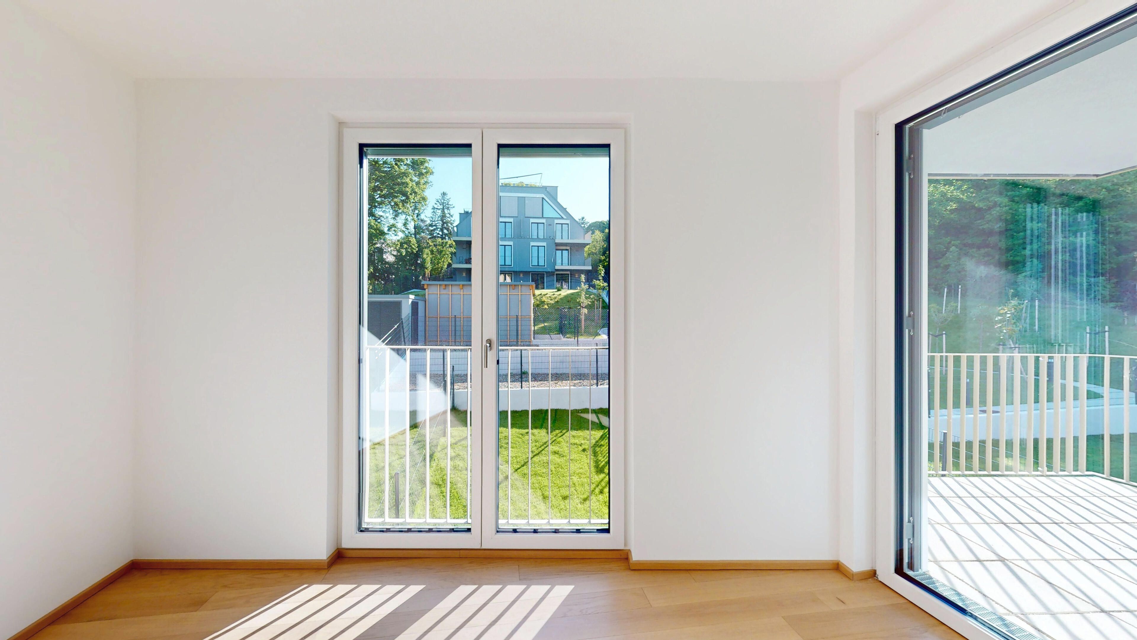 Ansicht eines geräumigen Wohnraumes mit Zugang zur Terrasse