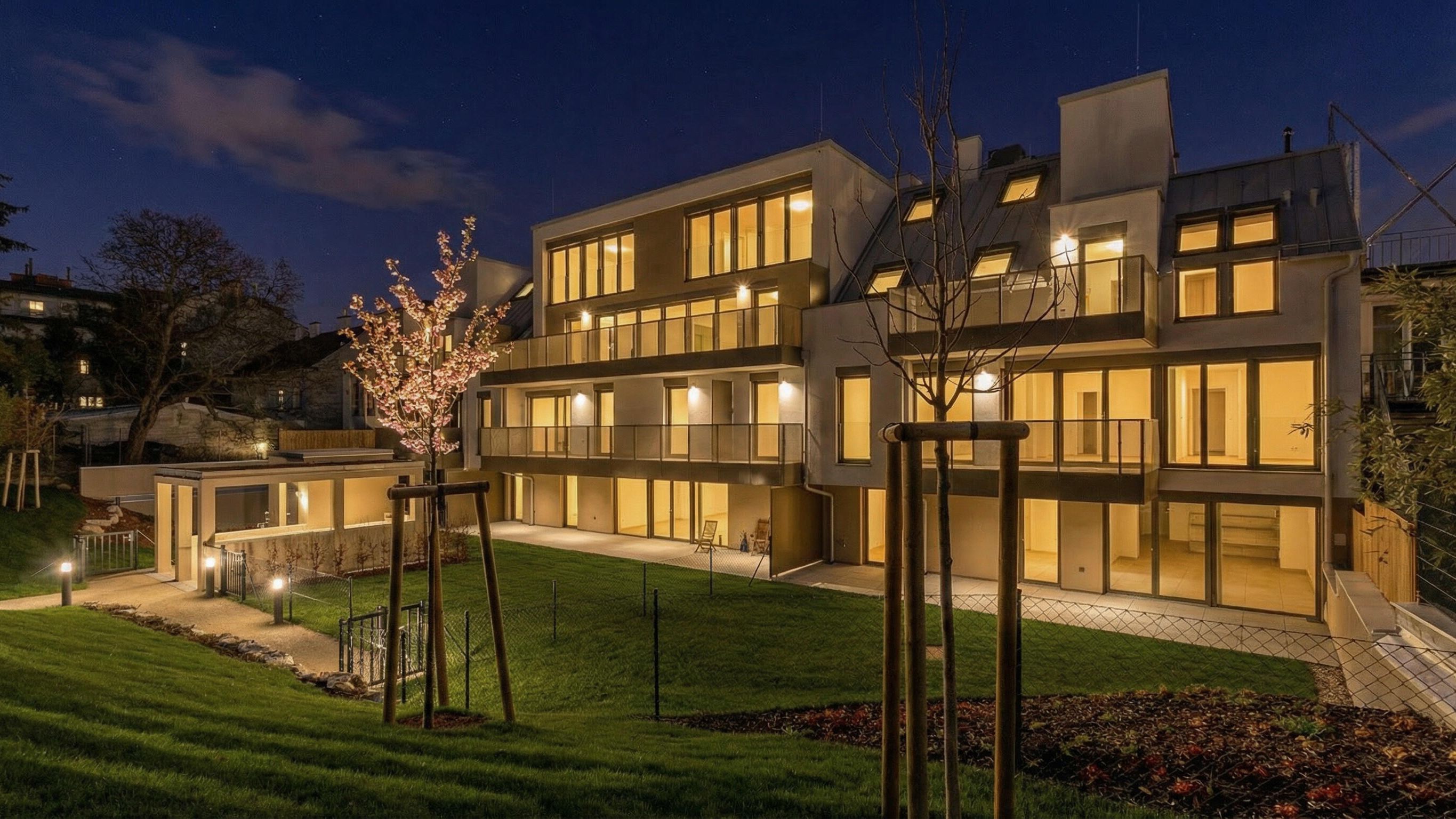 Ansicht der Fasangartengasse, gartenseitig bei Nacht