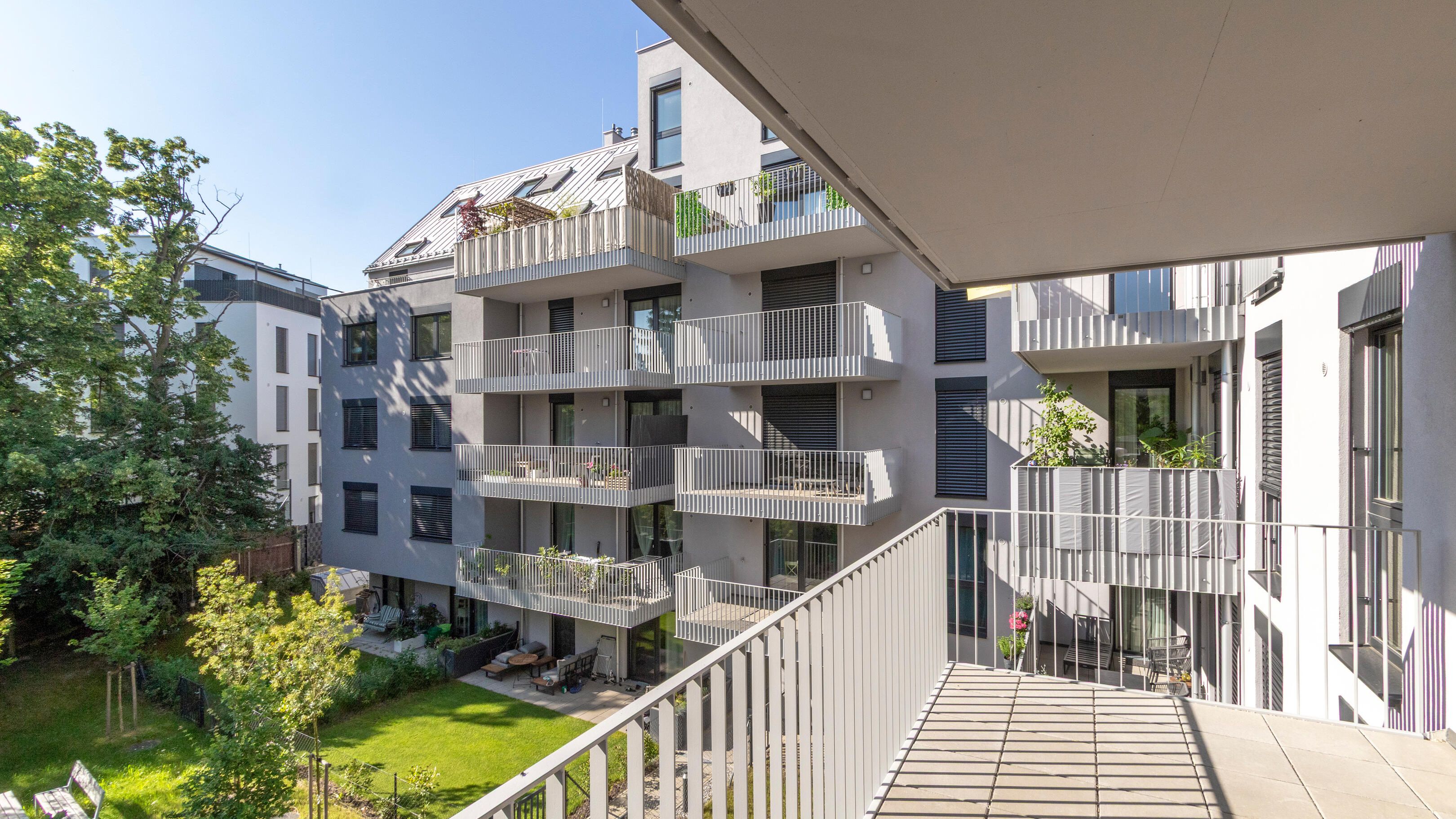 Ansicht des Balkons mit Blick auf den Innenhof