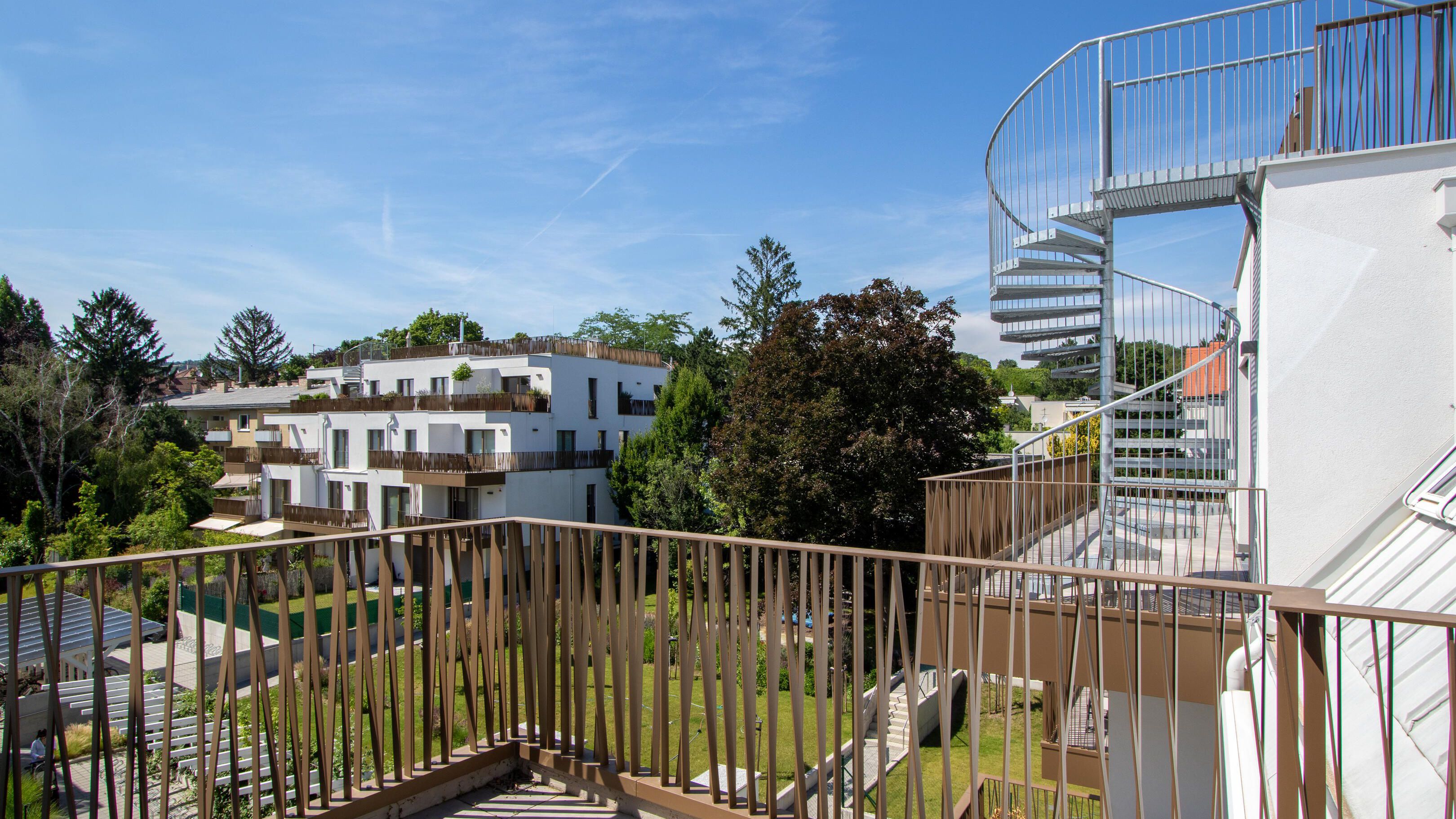 Blick auf die Wendeltreppe und das Nachbargebäude sowie auf die prächtige Gartenanlage
