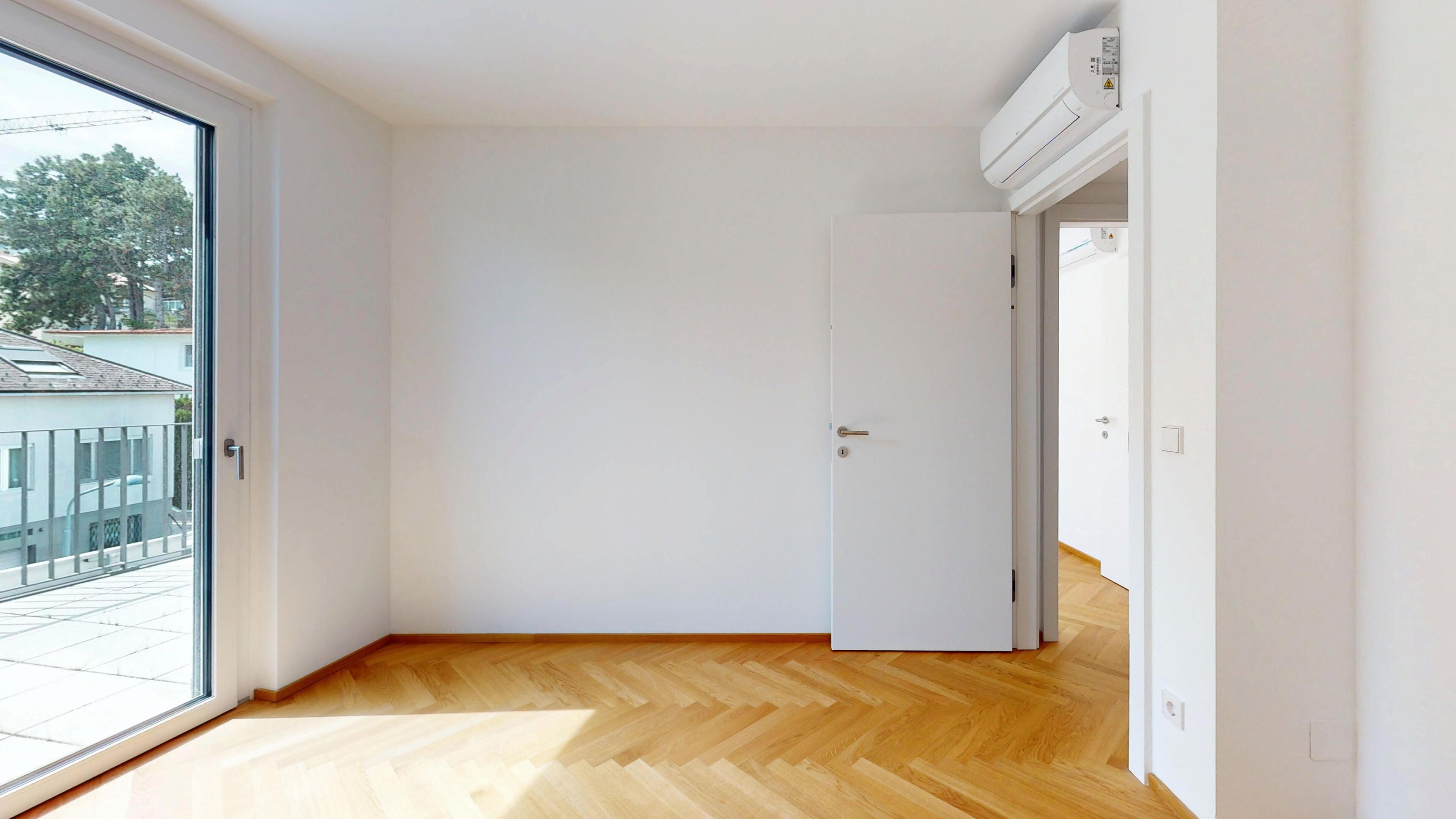Ansicht eines Zimmers mit Fenster und mit eingebauter Klimaanlage