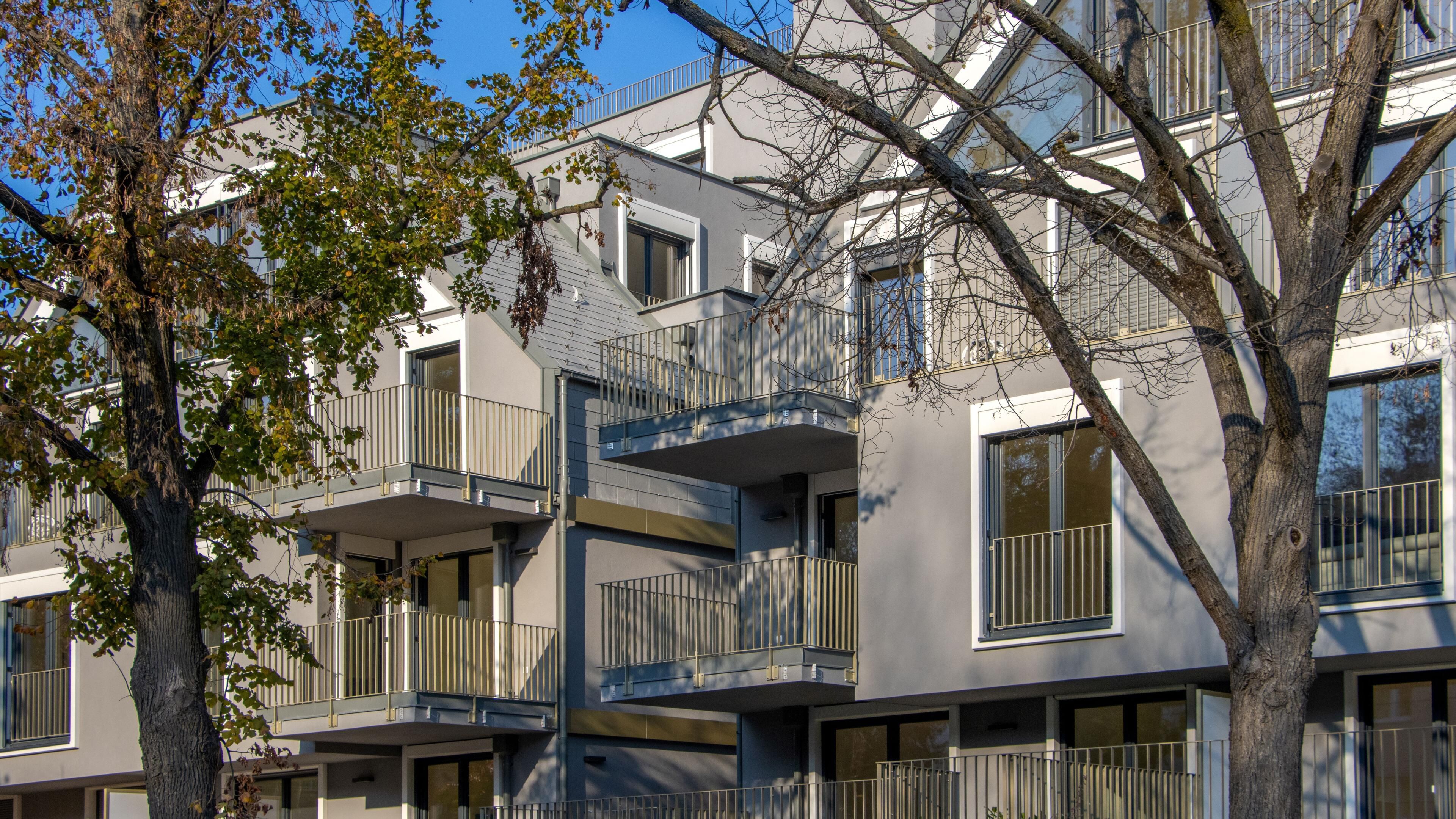 Ansicht auf modernes Wohngebäude in der Krottenbachstraße mit Blick auf Balkone
