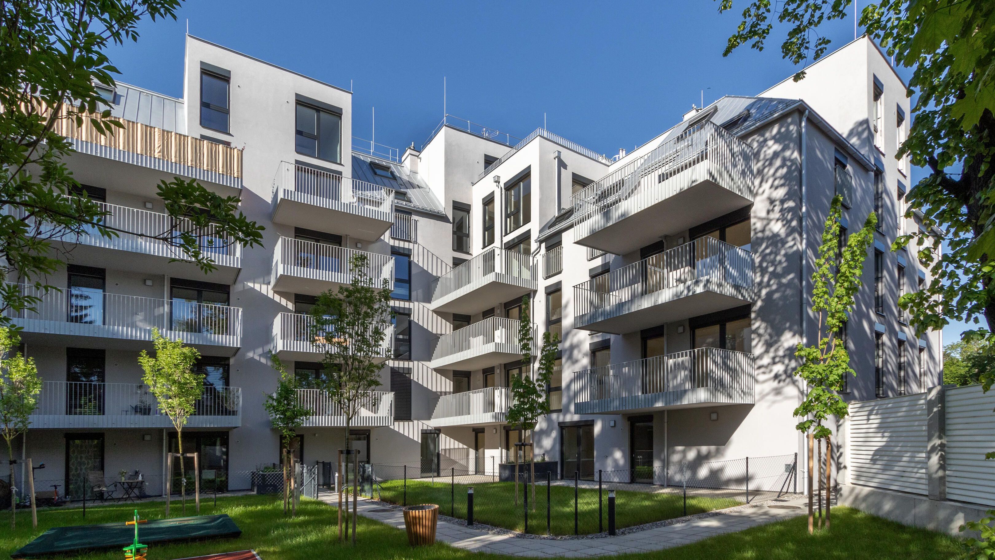 Außenansicht der Versorgungsheimstraße mit Blick auf grünen Innenhof