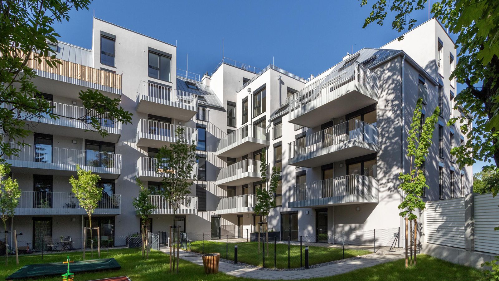 Außenansicht der Versorgungsheimstraße mit Blick auf grünen Innenhof