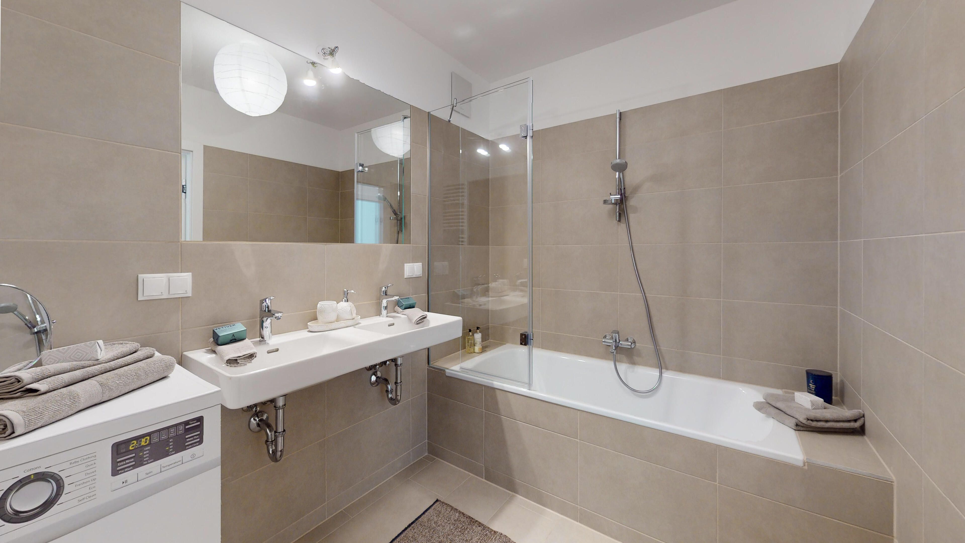 Ansicht eines modernen Badezimmers mit Badewanne