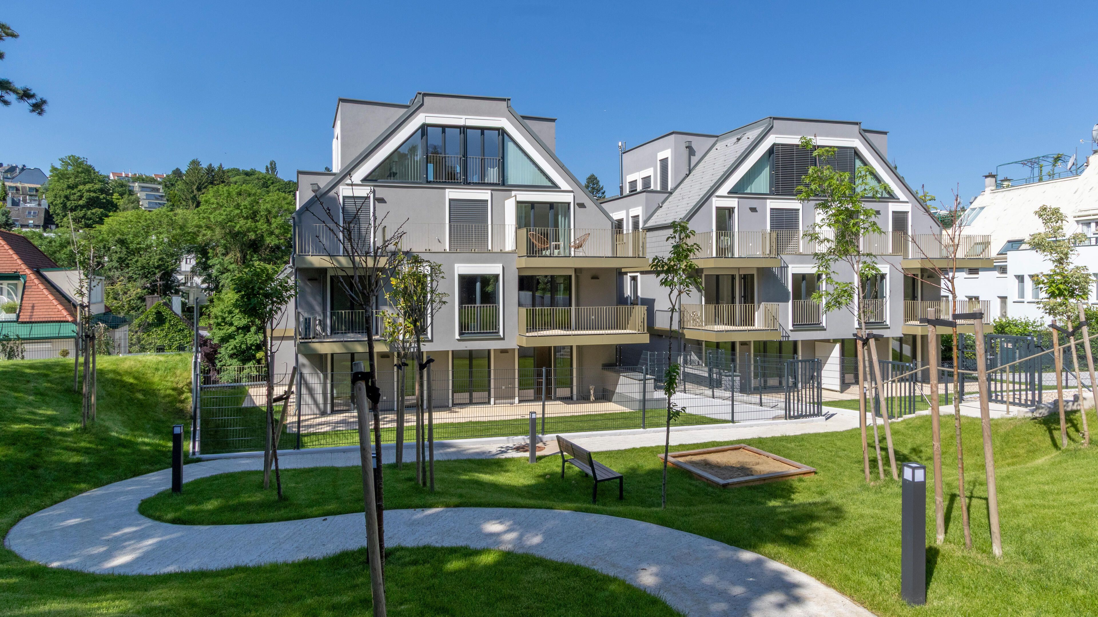 Ansicht der Krottenbachstraße mit Balkonen, Terrassen und grünem Gartenblick