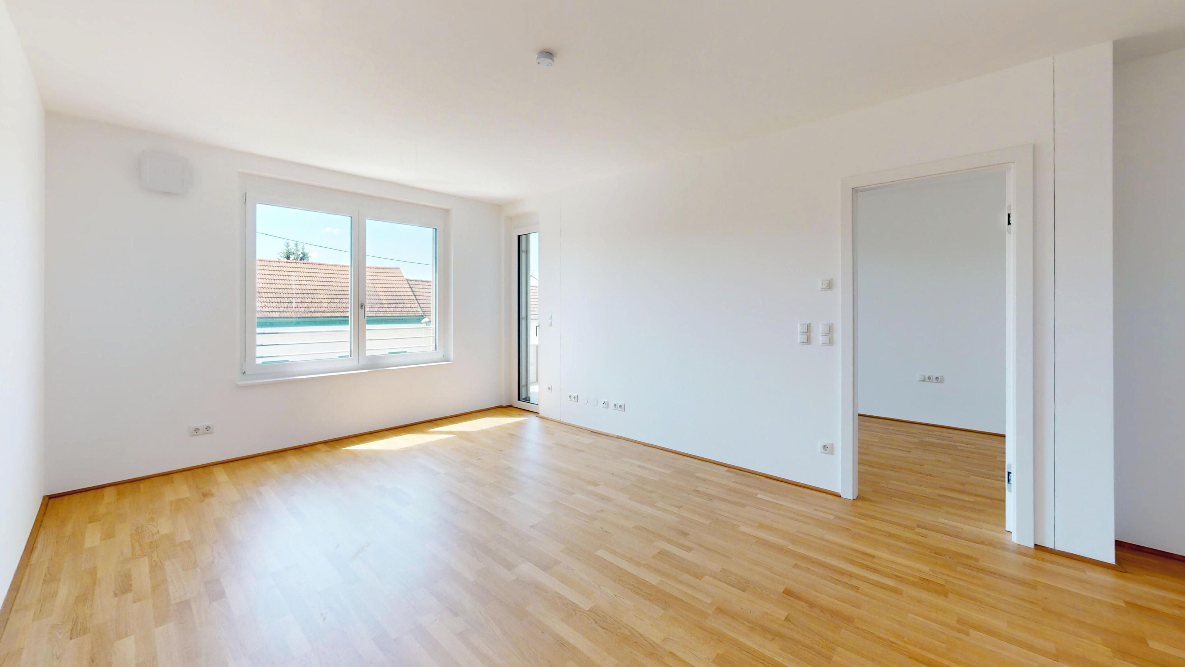 Darstellung eines geräumigen Wohnraumes mit hellem Parkett