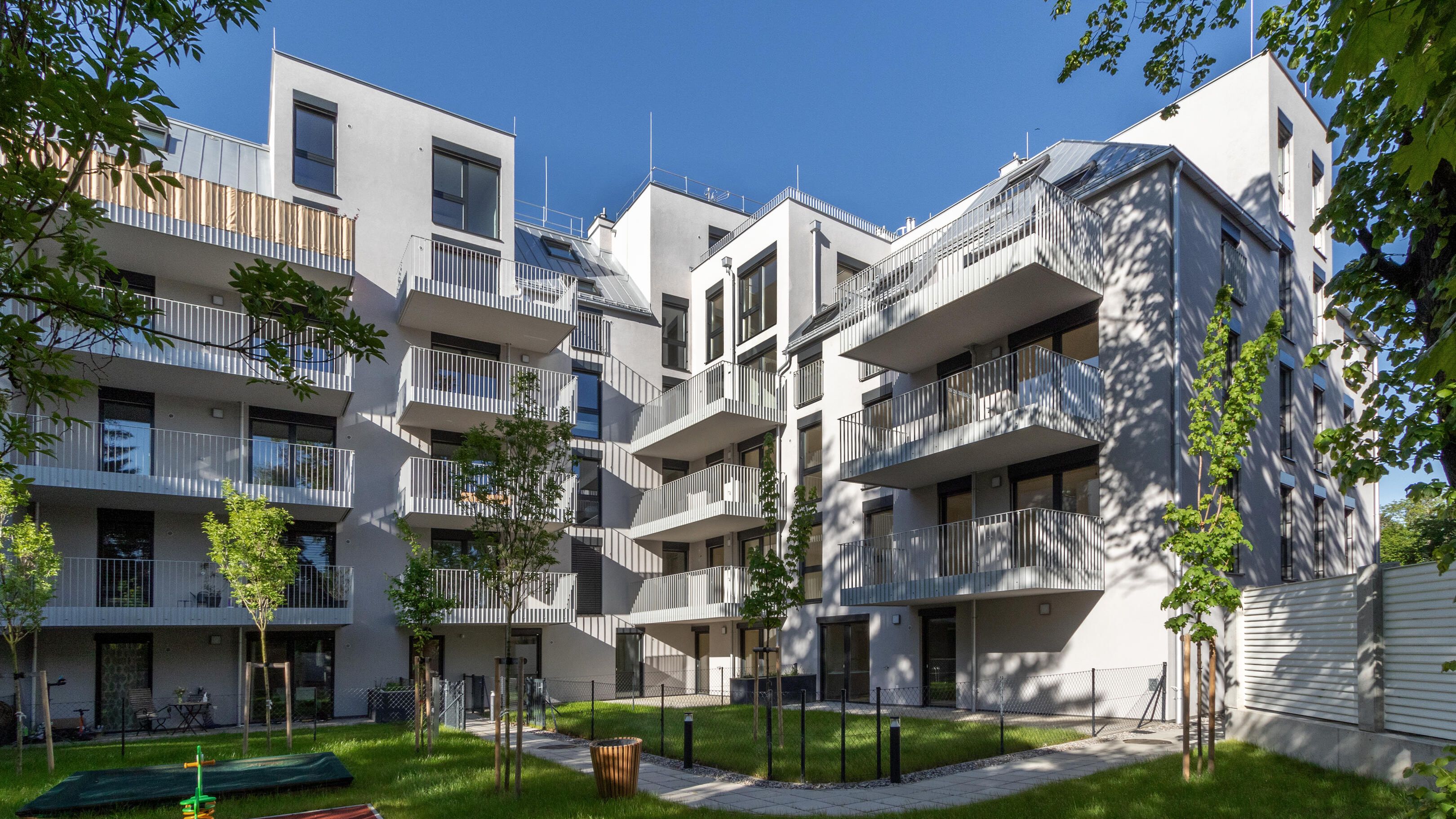 Außenansicht der Versorgungsheimstraße mit Blick auf Innenhof
