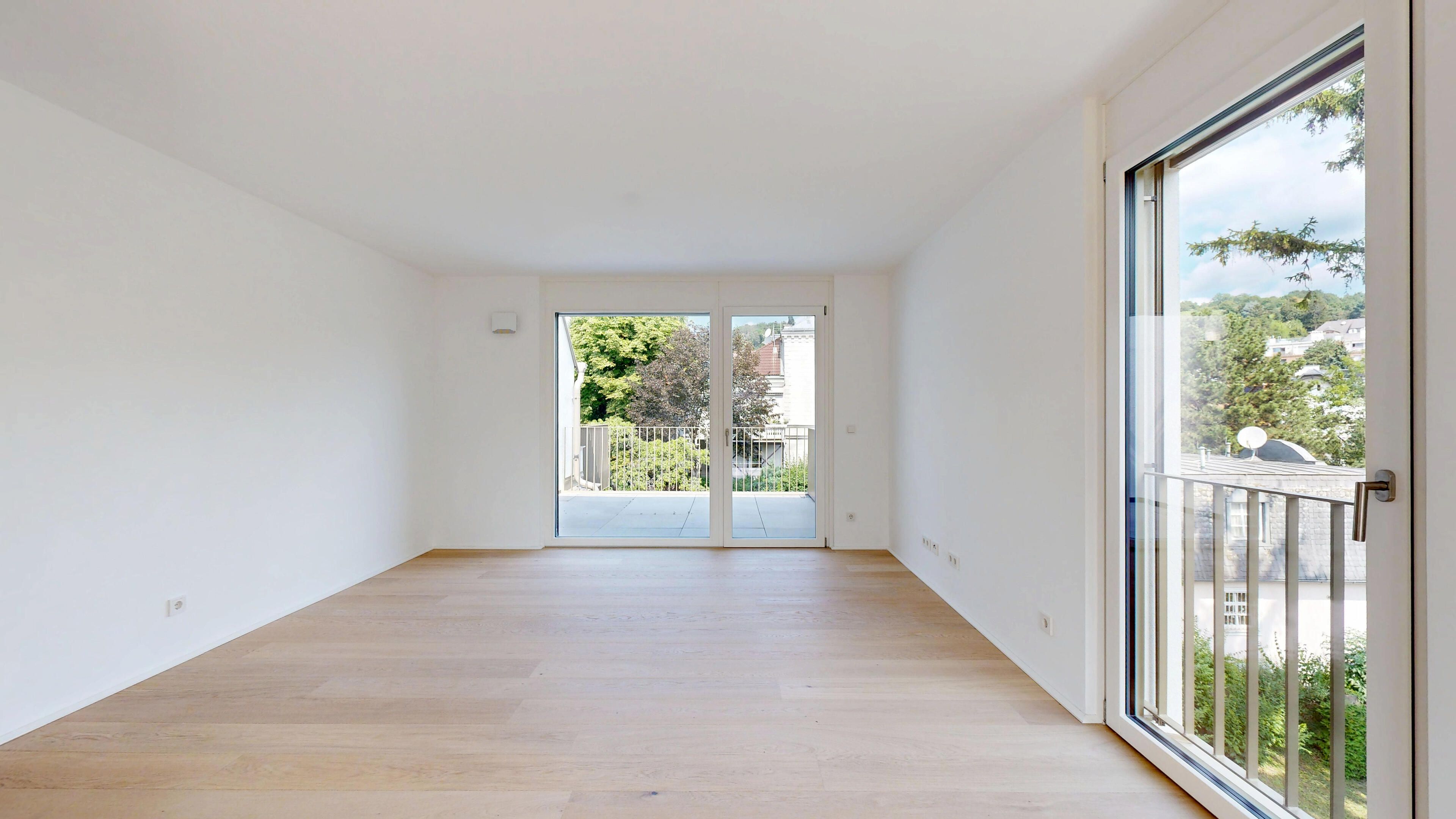 Blick durch die großzügigen Fensterfronten im Wohnzimmer