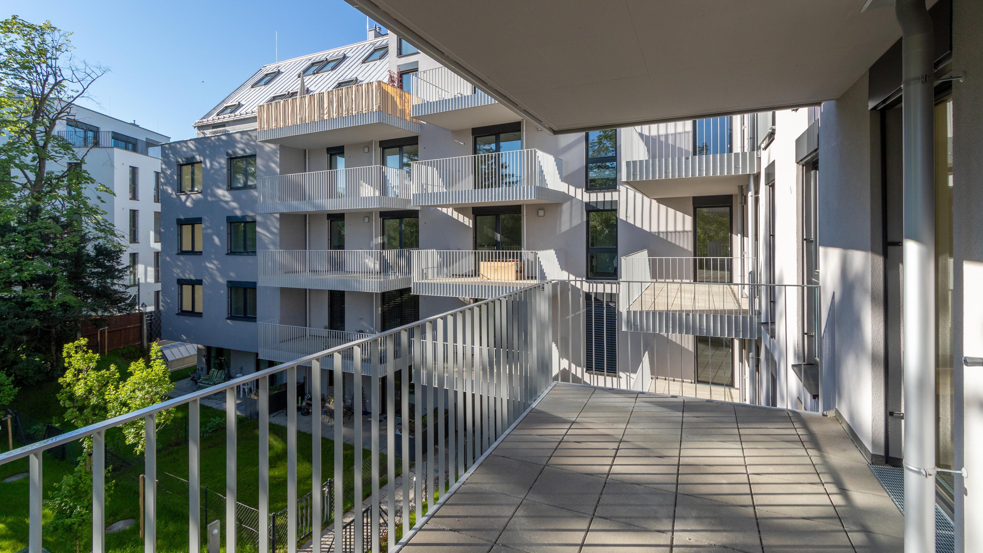 Ansicht des Balkons mit Blick auf den Innenhof