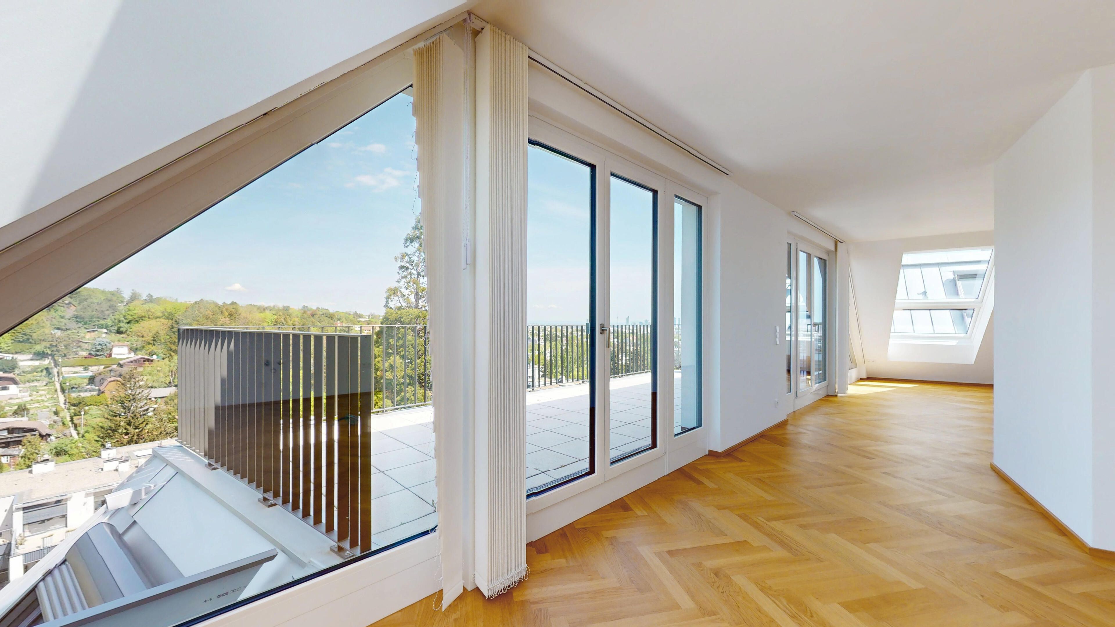 Ansicht Wohnraum mit Fensterfront und Zugang zur Terrasse