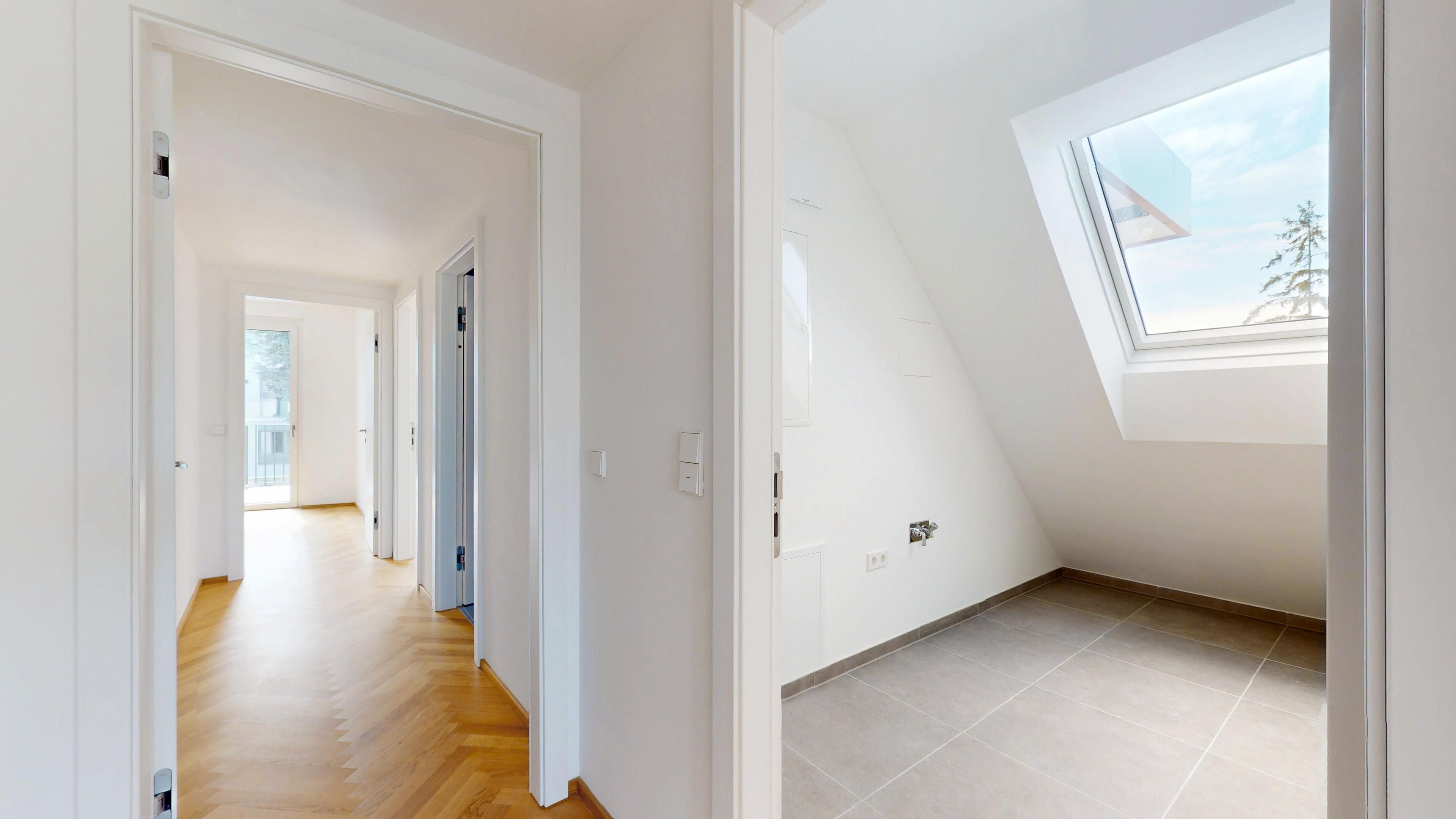 Ansicht eines Flur und Blick ins Badezimmer mit Dachflächenfenster