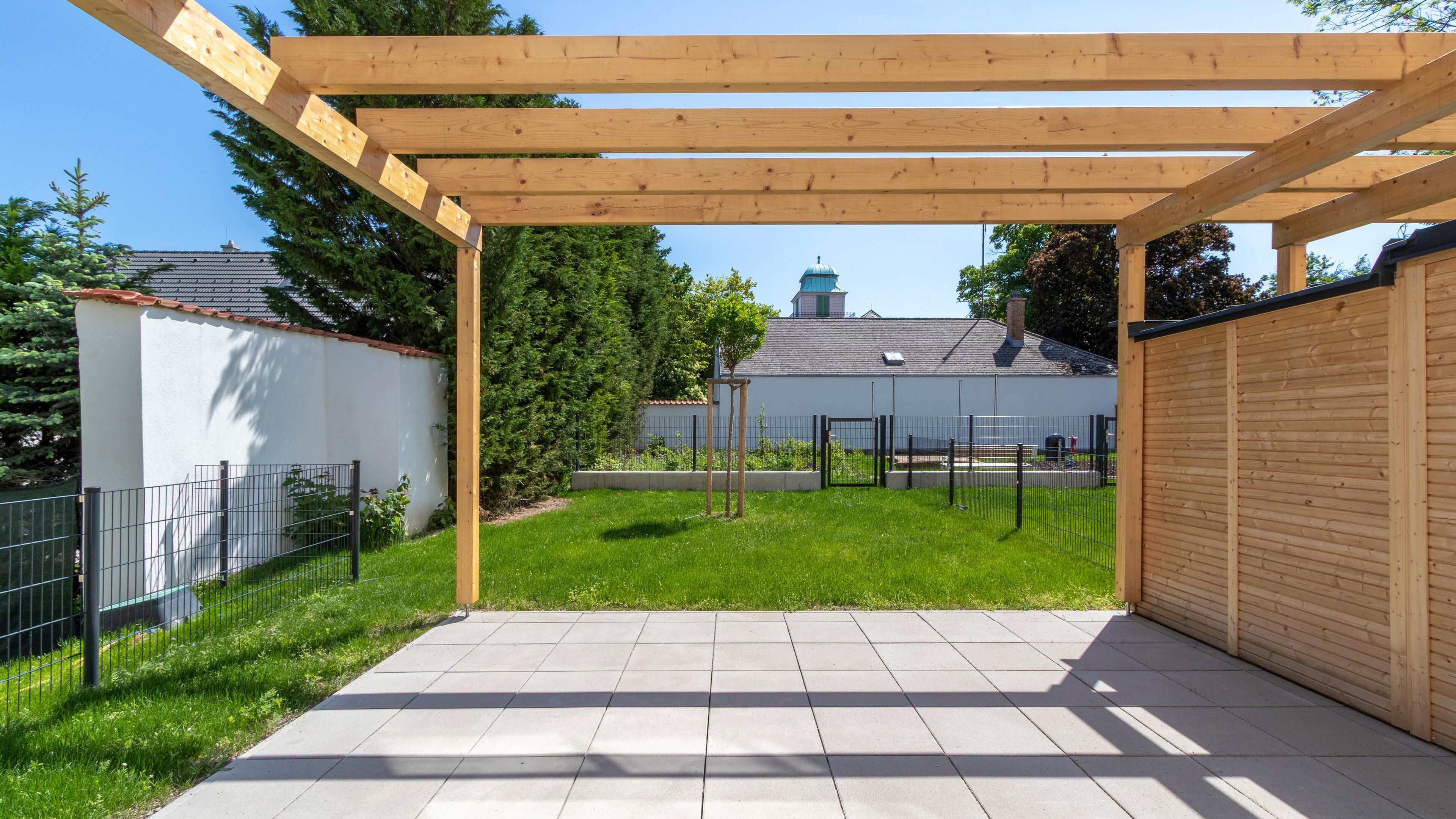 Ansicht der Terrasse mit angrenzendem Garten