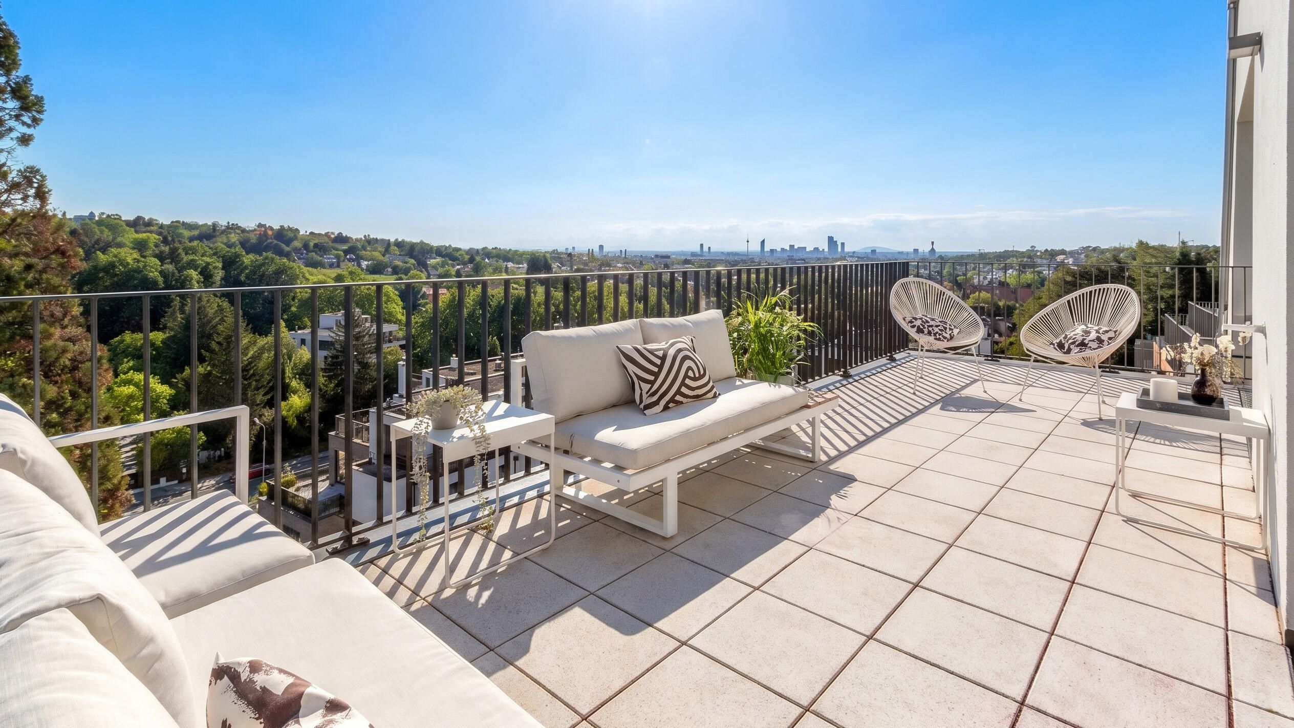 Tagesaufnahme von der Dachterrasse mit Weitblick über Wien